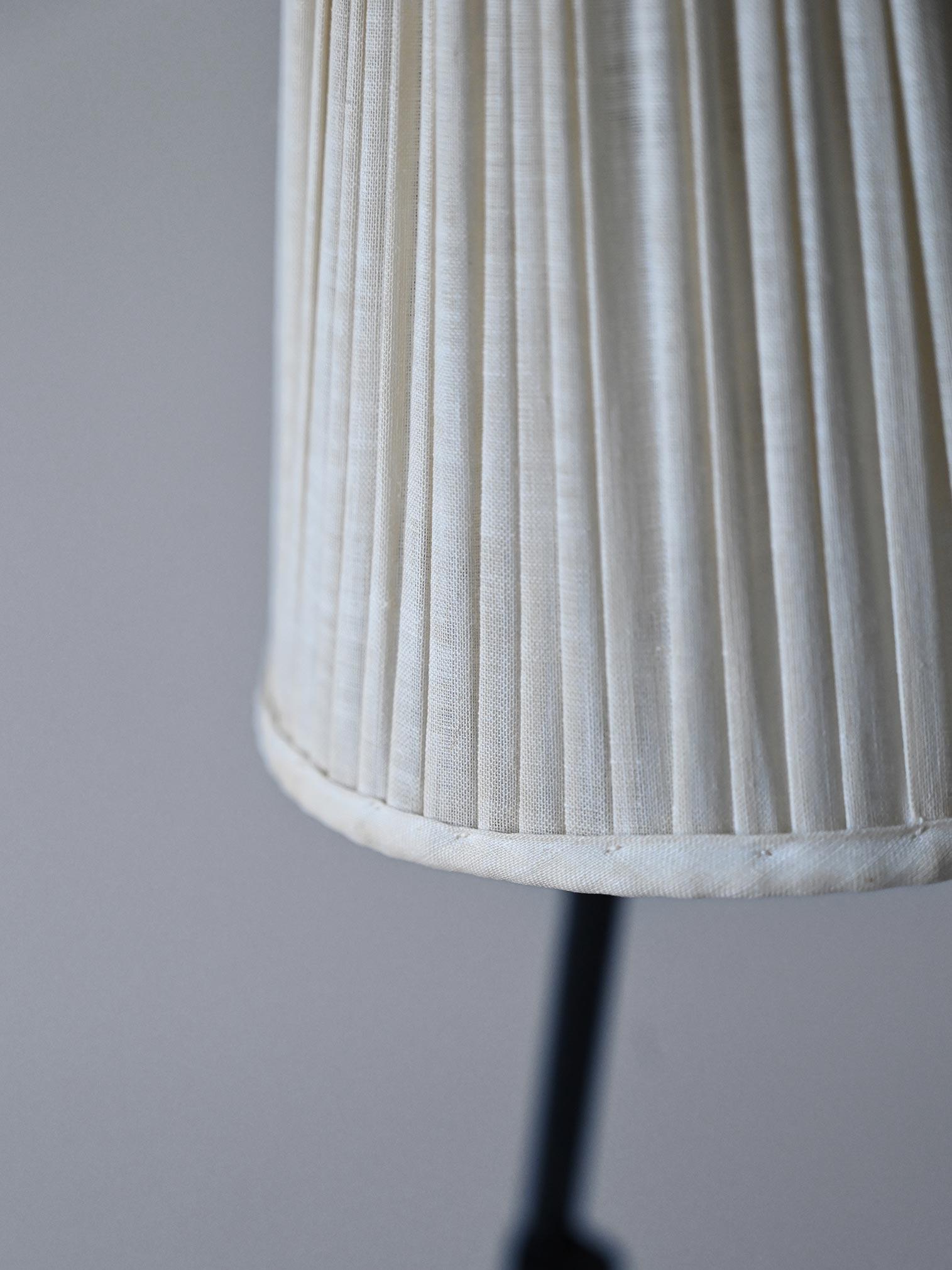 Lámpara de pie vintage con tres pies Scandinavian en venta