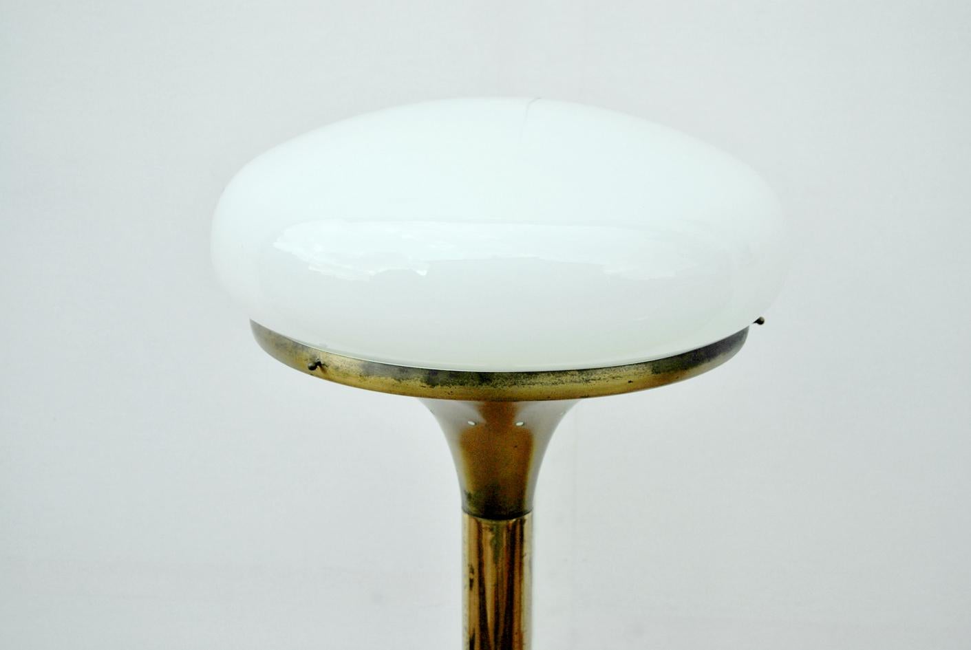 Lámpara de pie vintage de Gaetano Sciolari
Fabricada en Italia en la década de 1970, esta hermosa y rara lámpara de pie es de latón, con difusor de cristal opalino de Murano. Diseñada por Gaetano Sciolari, destaca por sus líneas sencillas y