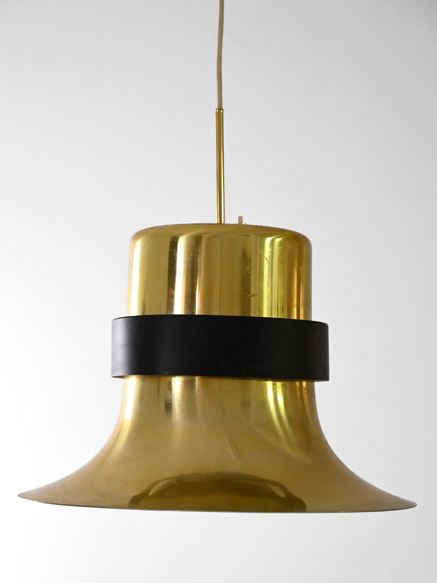 Suspension caractérisée par des cercles superposés de différentes tailles. 

Le design circulaire unique en couches crée un éclairage d'ambiance doux et captivant. Idéale pour les espaces tels que la cuisine ou le salon, cette lampe ajoute une