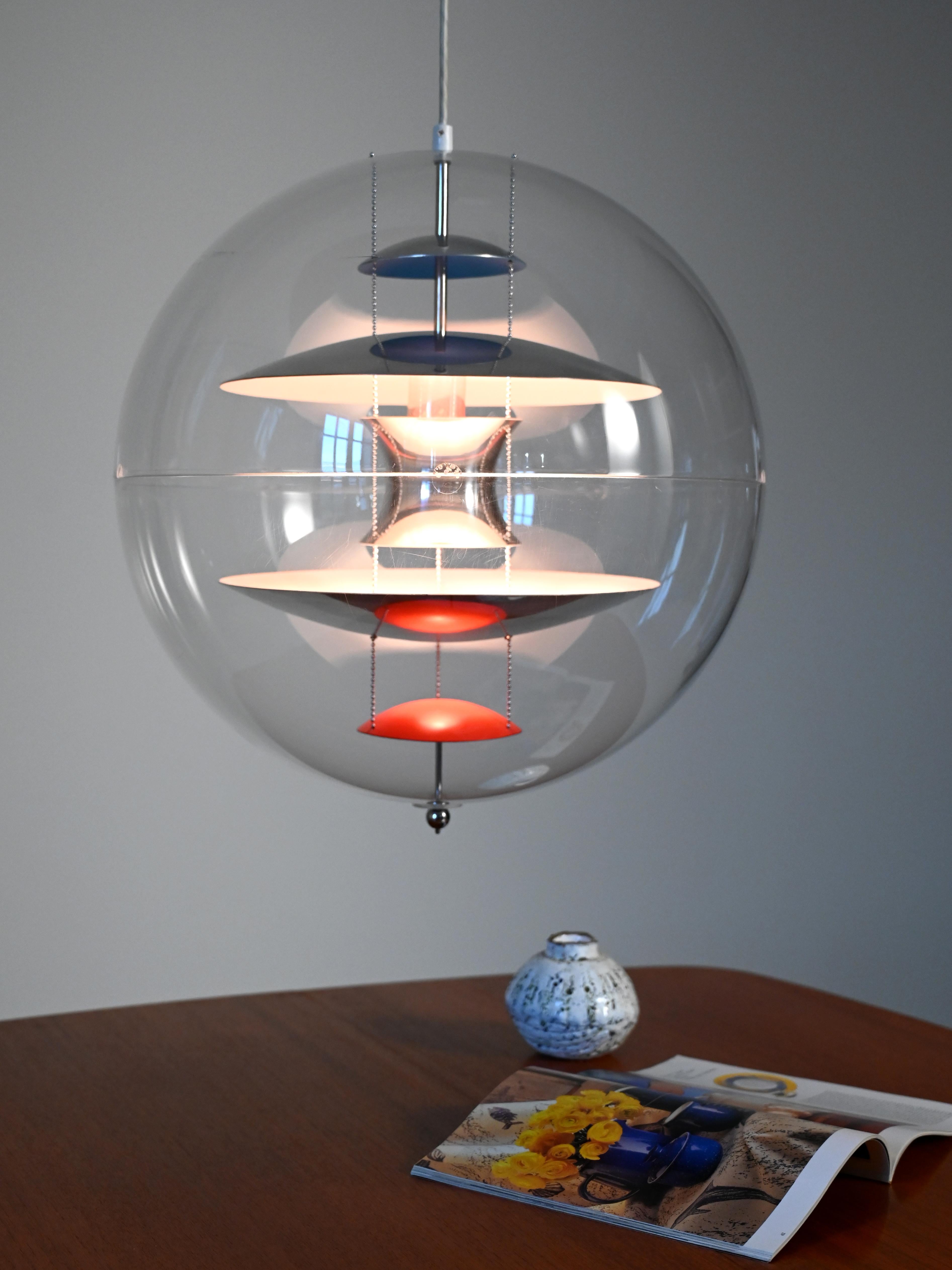 Icona mid-century: “VP Globe”, sfera a due semigusci in PMMA con paesaggio interno di deflettori in alluminio e finiale inferiore cromato. Luce morbida e avvolgente.

Iconica sospensione “VP Globe” disegnata da Verner Panton nel 1969 per Louis