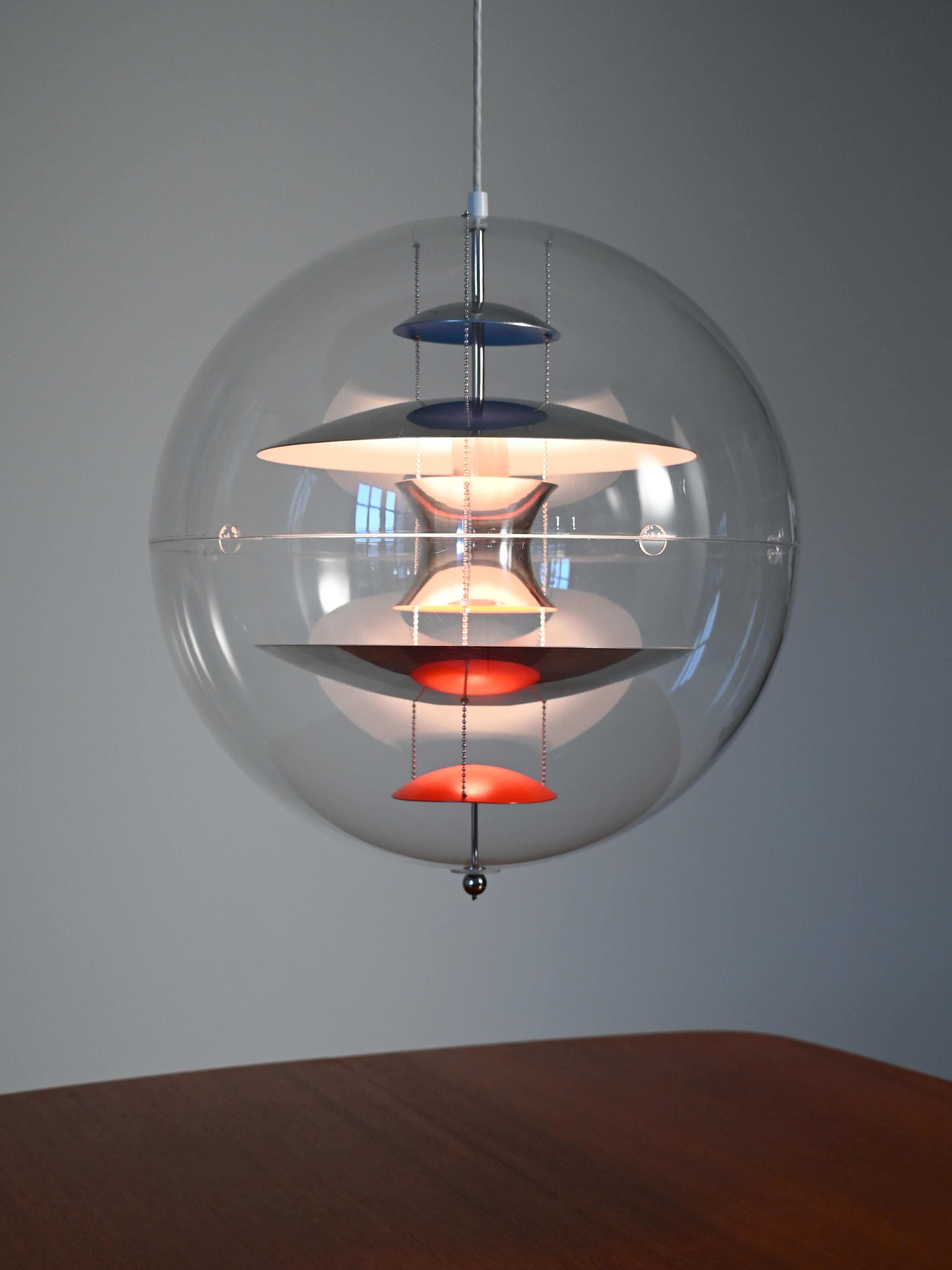Scandinavo moderno Lampada “VP Globe” di Verner Panton per Louis Poulsen, 1970 in vendita