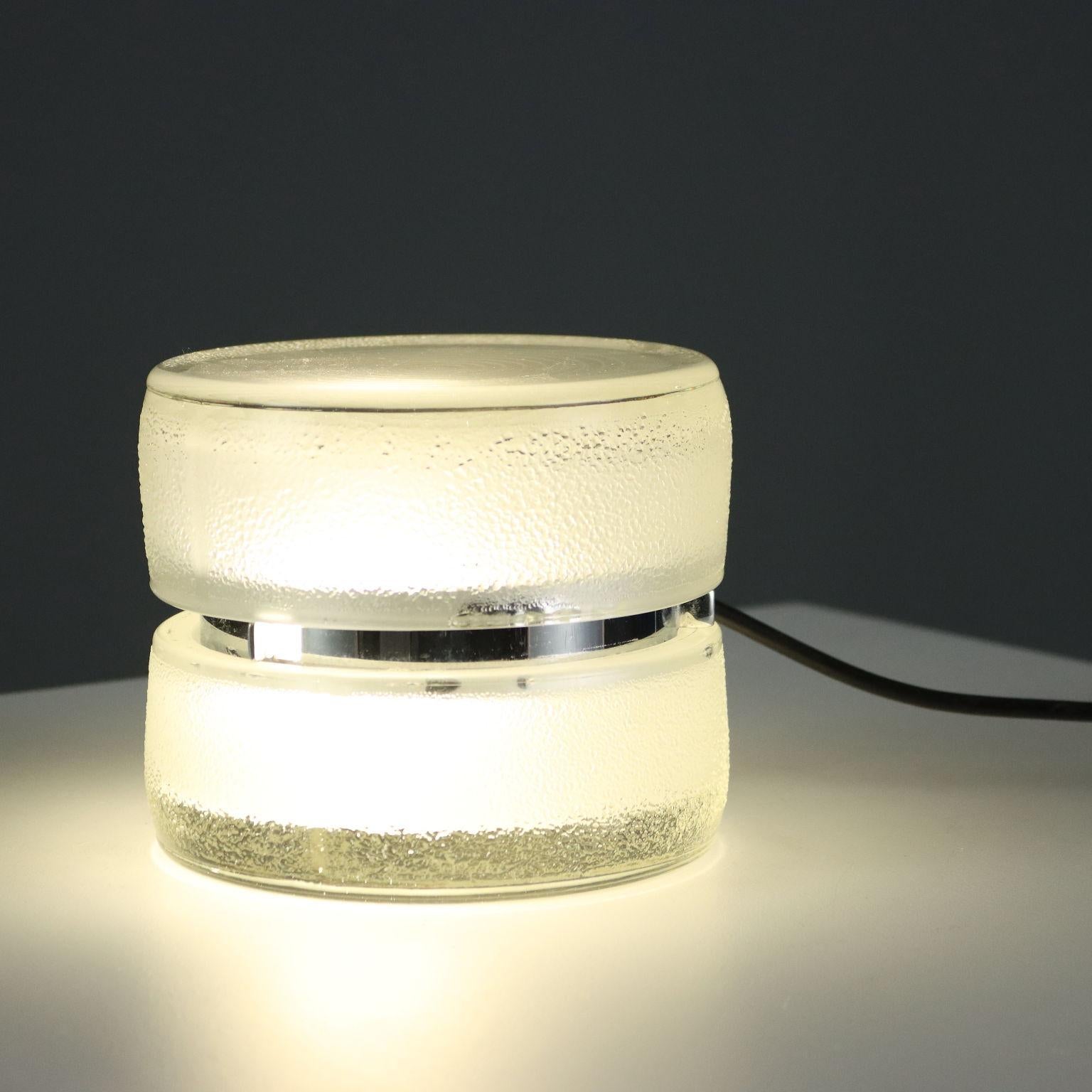 Lampe de table ou de chevet vintage produite à partir de 1971 en verre moulé et métal. 
