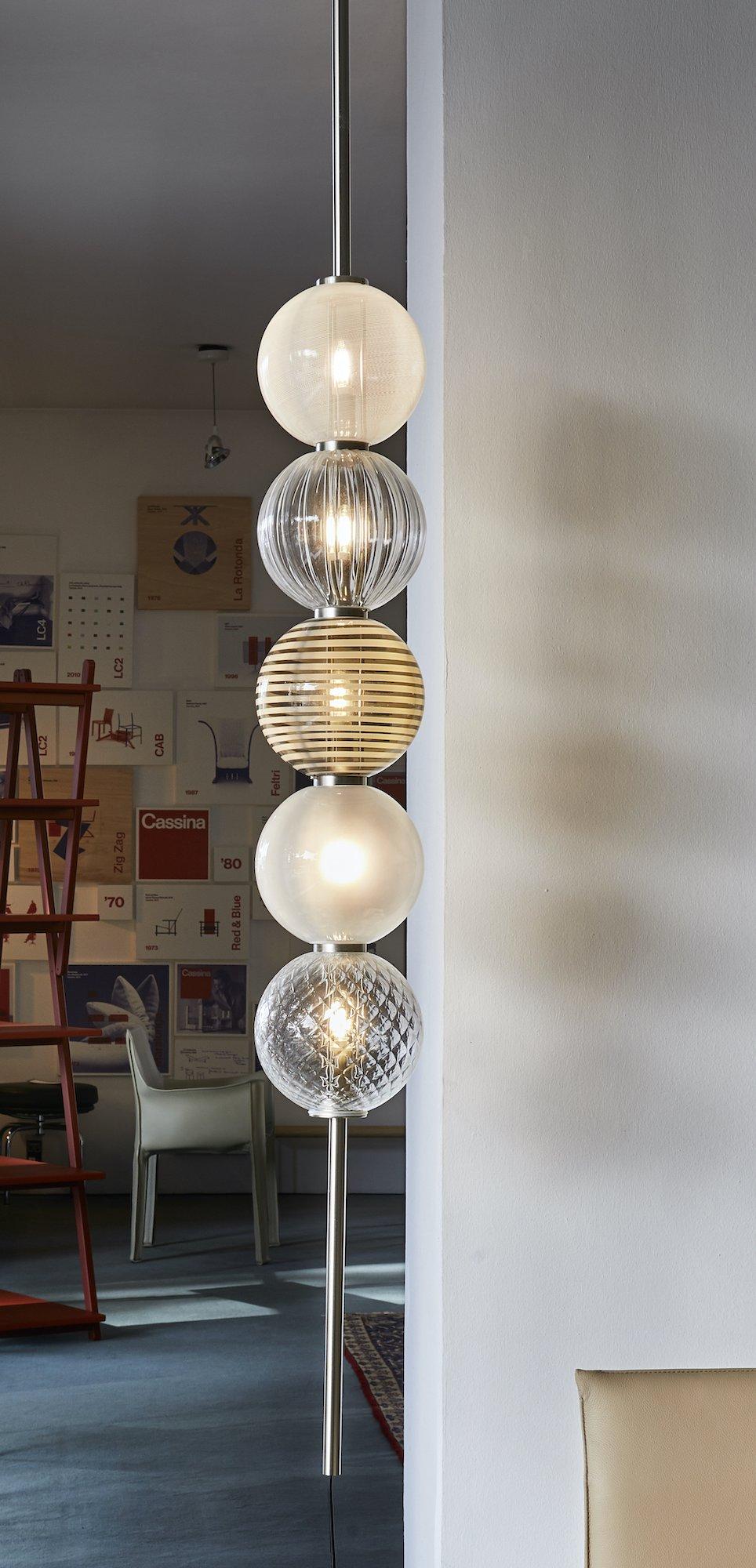 Lampada a sospensione Abaco disegnata da Monica Guggisberg & Philip Baldwin e prodotta da Venini alla fine degli anni 90 in Italia. La lampada è a fissaggio tramite filo metallico sul soffitto, ed un peso con cavo di alimentazione collocato a