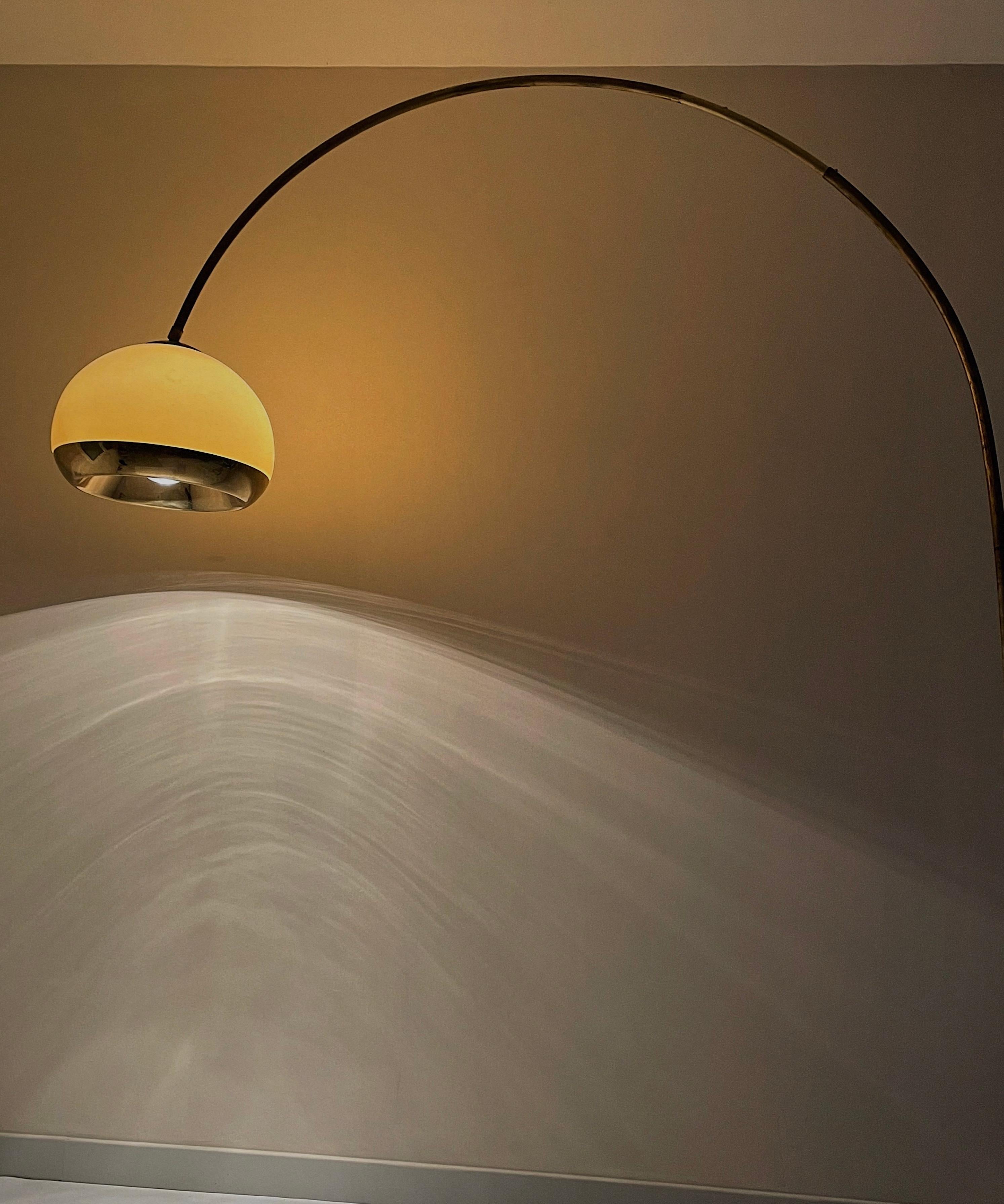 Ce grand lampadaire arc a été réalisée par Harvey Guzzini, un célèbre designer italien, dans les années 60. Il présente une base cubique en marbre BRECCIA ONICIATA, un marbre extrait en Italie, dans la province de Brescia dans la région de