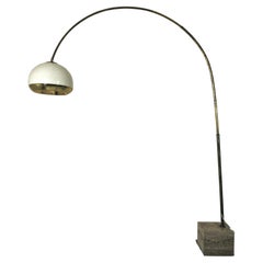 Vintage Lampadaire arc par Harvey Guzzini, édition limitée "ligne dorée"