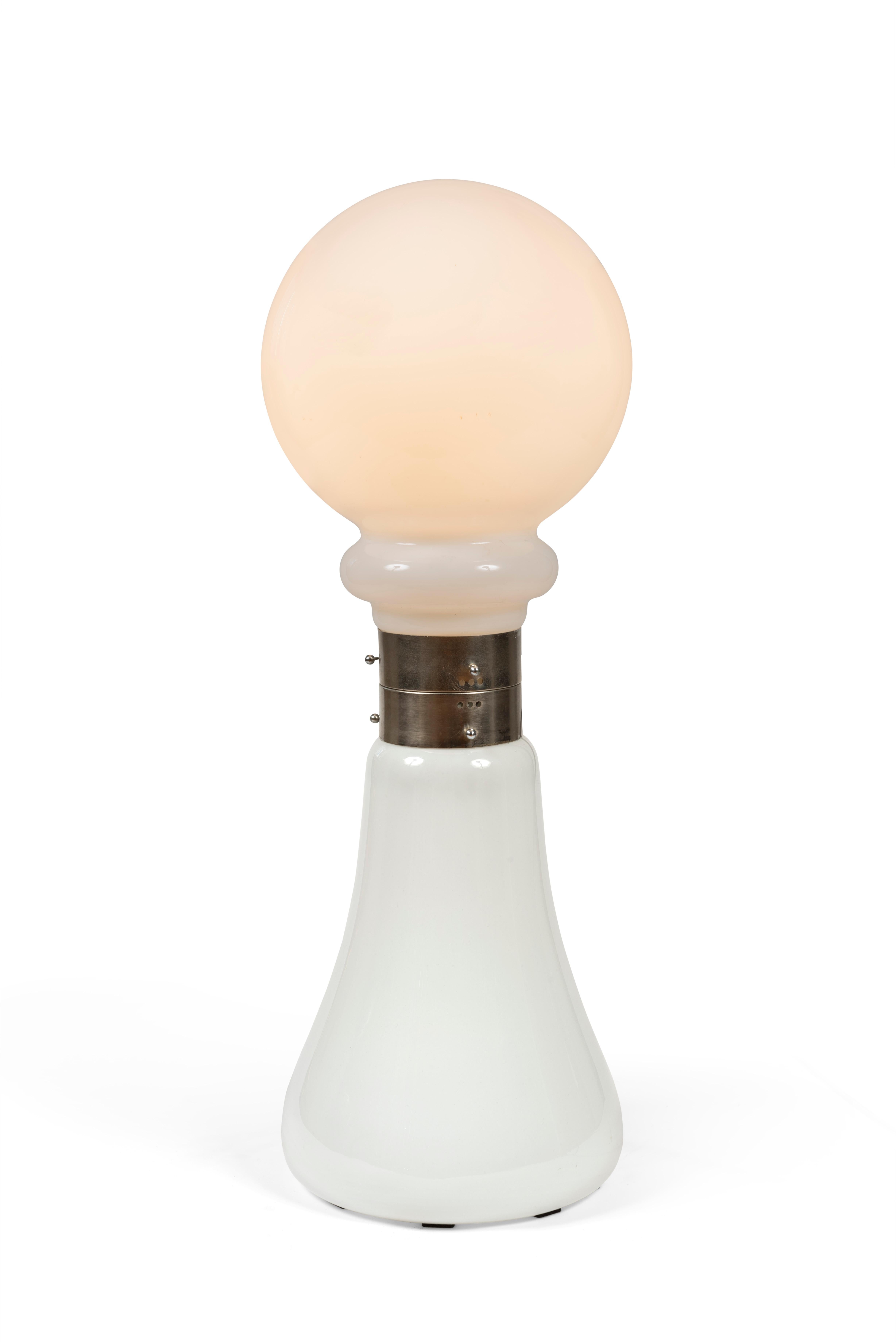 Ce lampadaire a été conçu par Carlo Nason et produit par la société italienne Vetreria Mazzega Murano dans les années 1960.

Il est réalisé en Opaline de Murano, avec une structure chromée et un abat-jour en forme d’ampoule.

Interrupteur d’origine