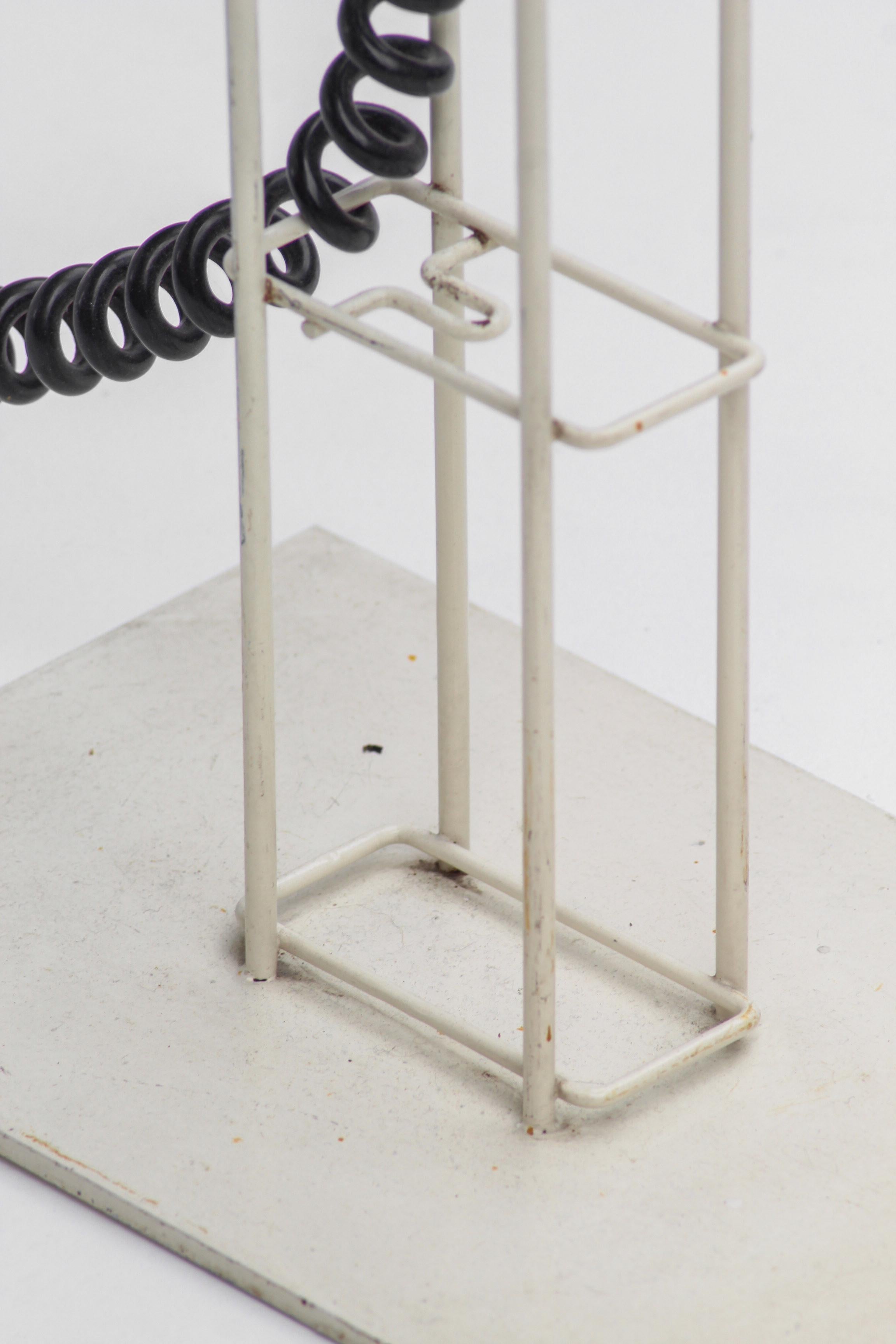 Lampadaire blanc Arelux – Italie, années 1980 In Good Condition For Sale In Rouen, FR