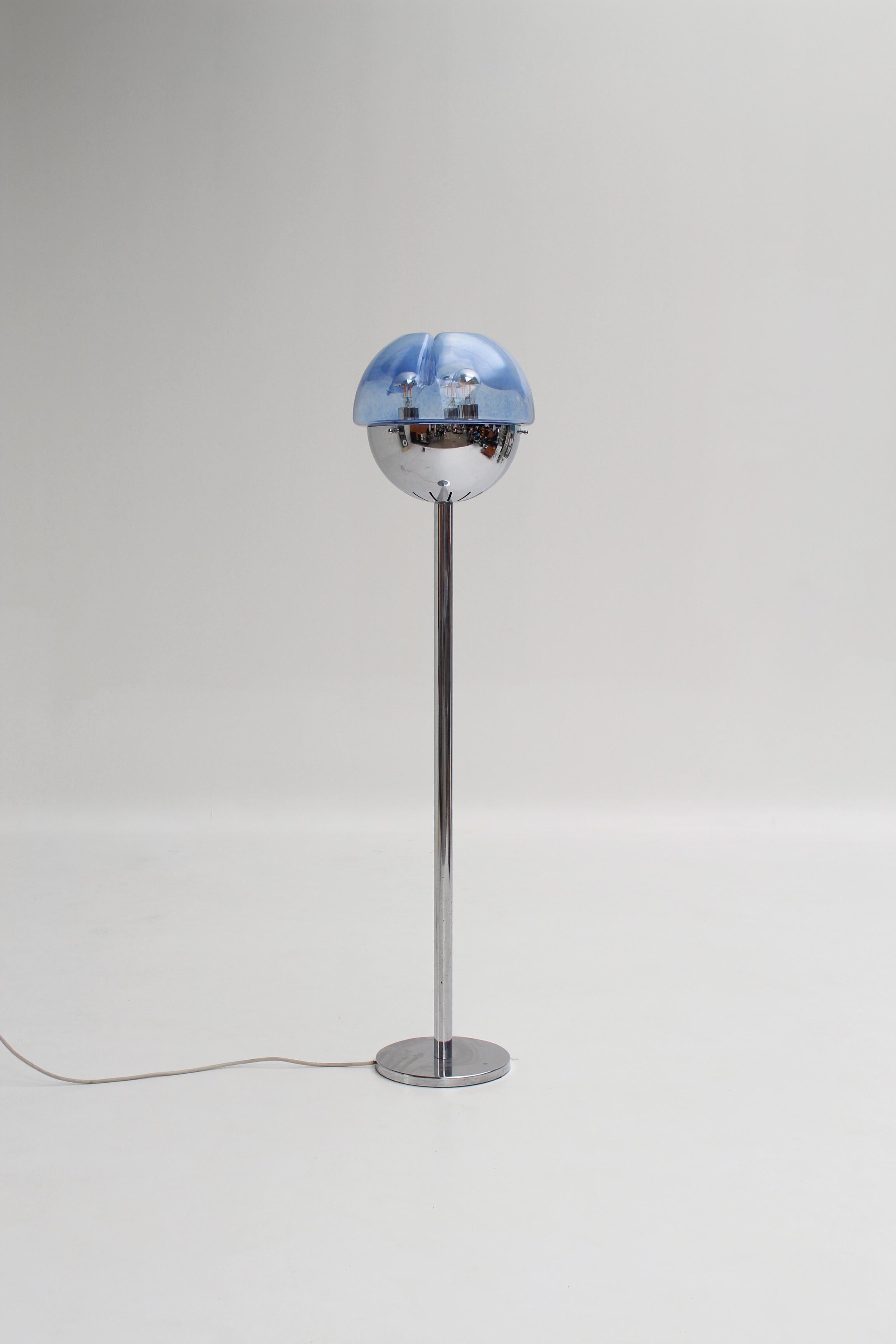 Verchromter Lampenkörper aus blauem Murano im Angebot