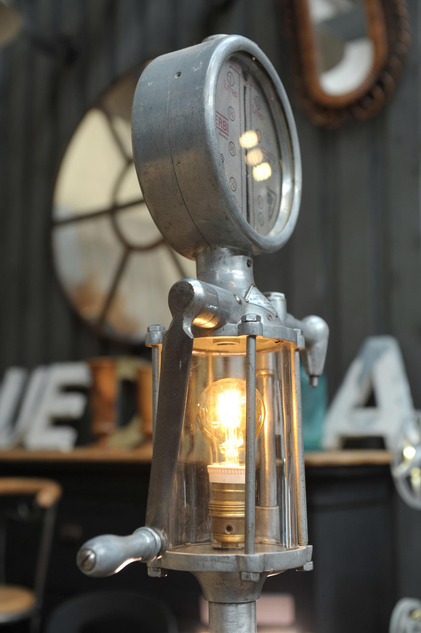 Lampadaire Industriel ancienne pompe à essence Italie 1960 For Sale 4