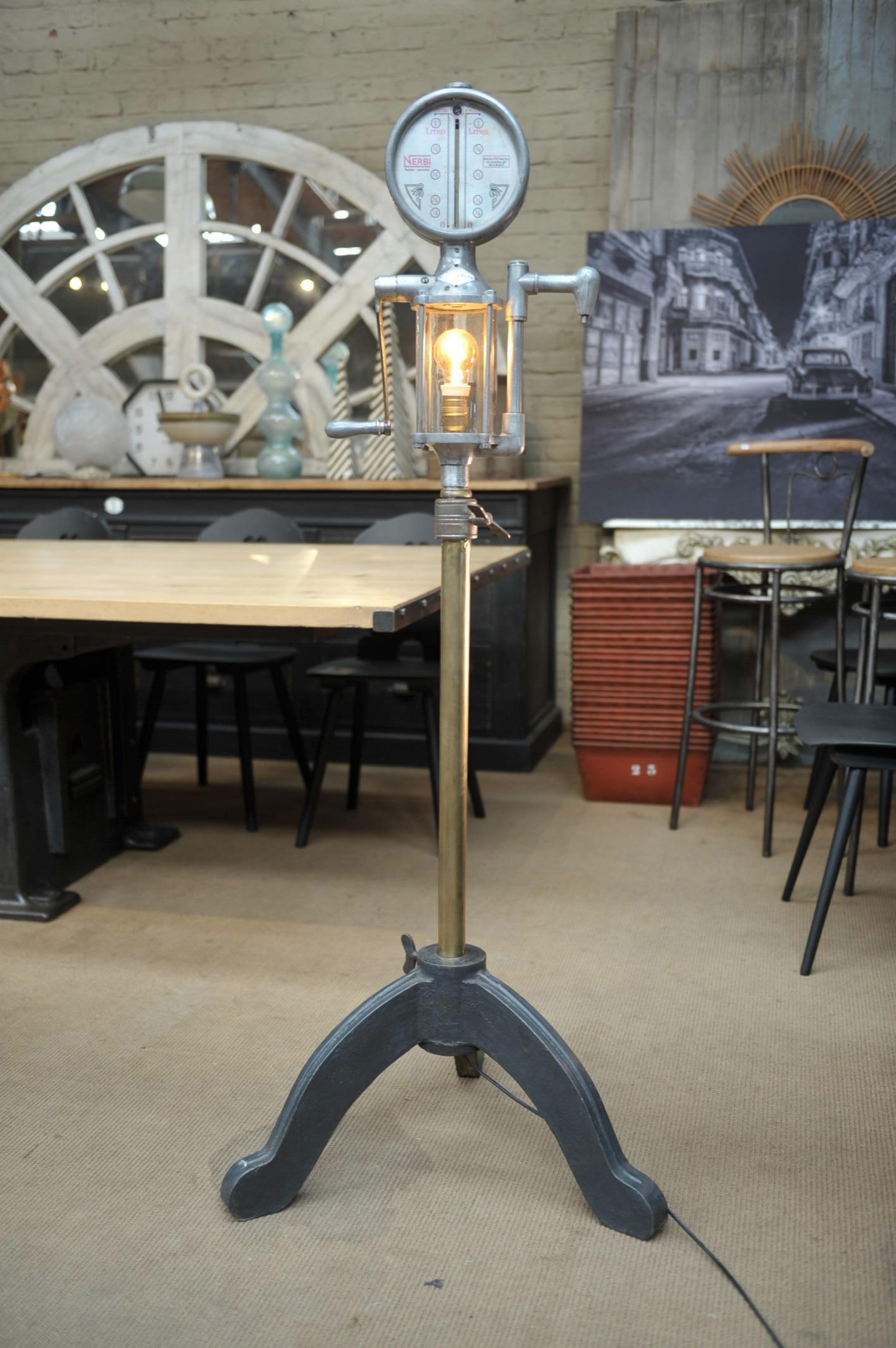 Lampadaire Industriel ancienne pompe à essence Italie 1960 For Sale 5
