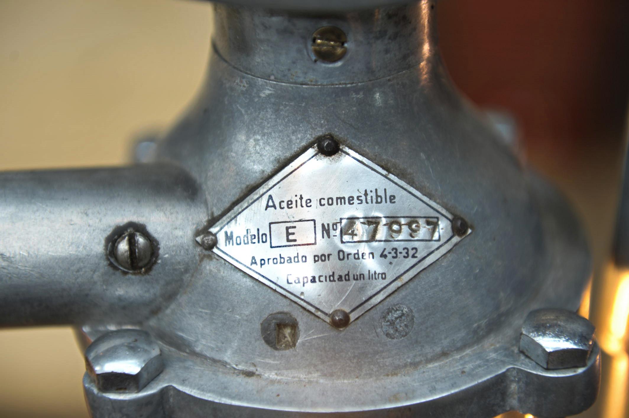Lampadaire Industriel ancienne pompe à essence Italie 1960 For Sale 6