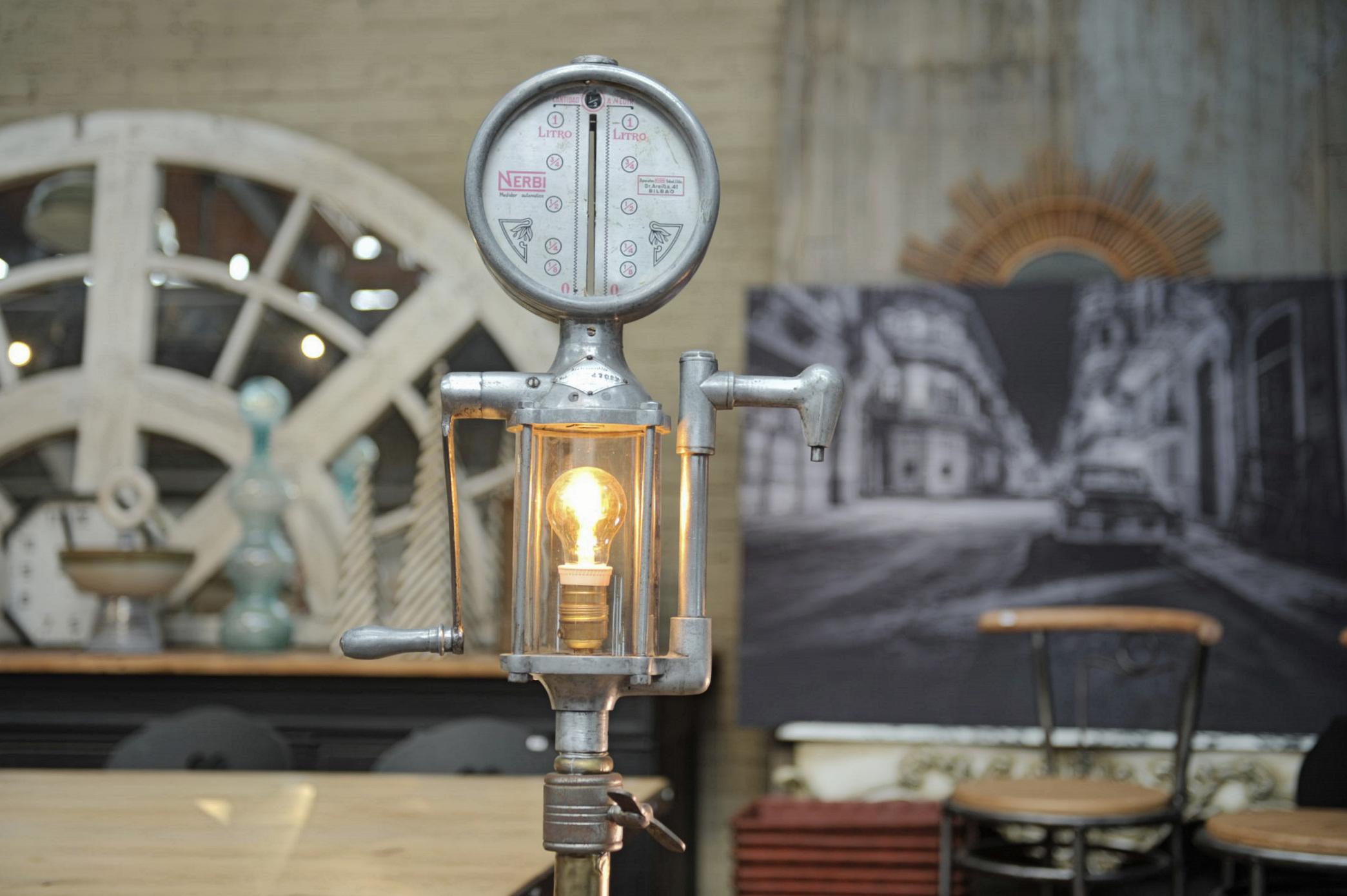 Lampadaire Industriel ancienne pompe à essence Italie 1960 For Sale 7