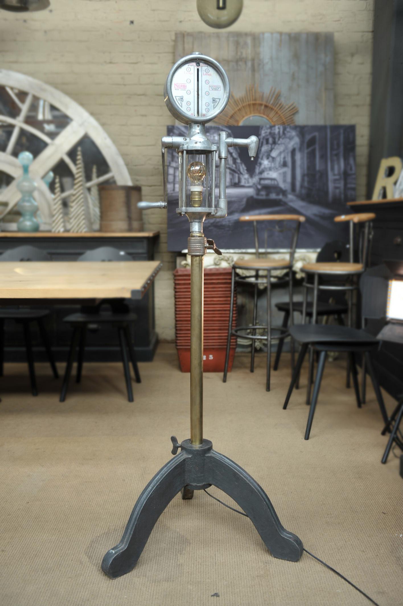 Industrial Lampadaire Industriel ancienne pompe à essence Italie 1960 For Sale