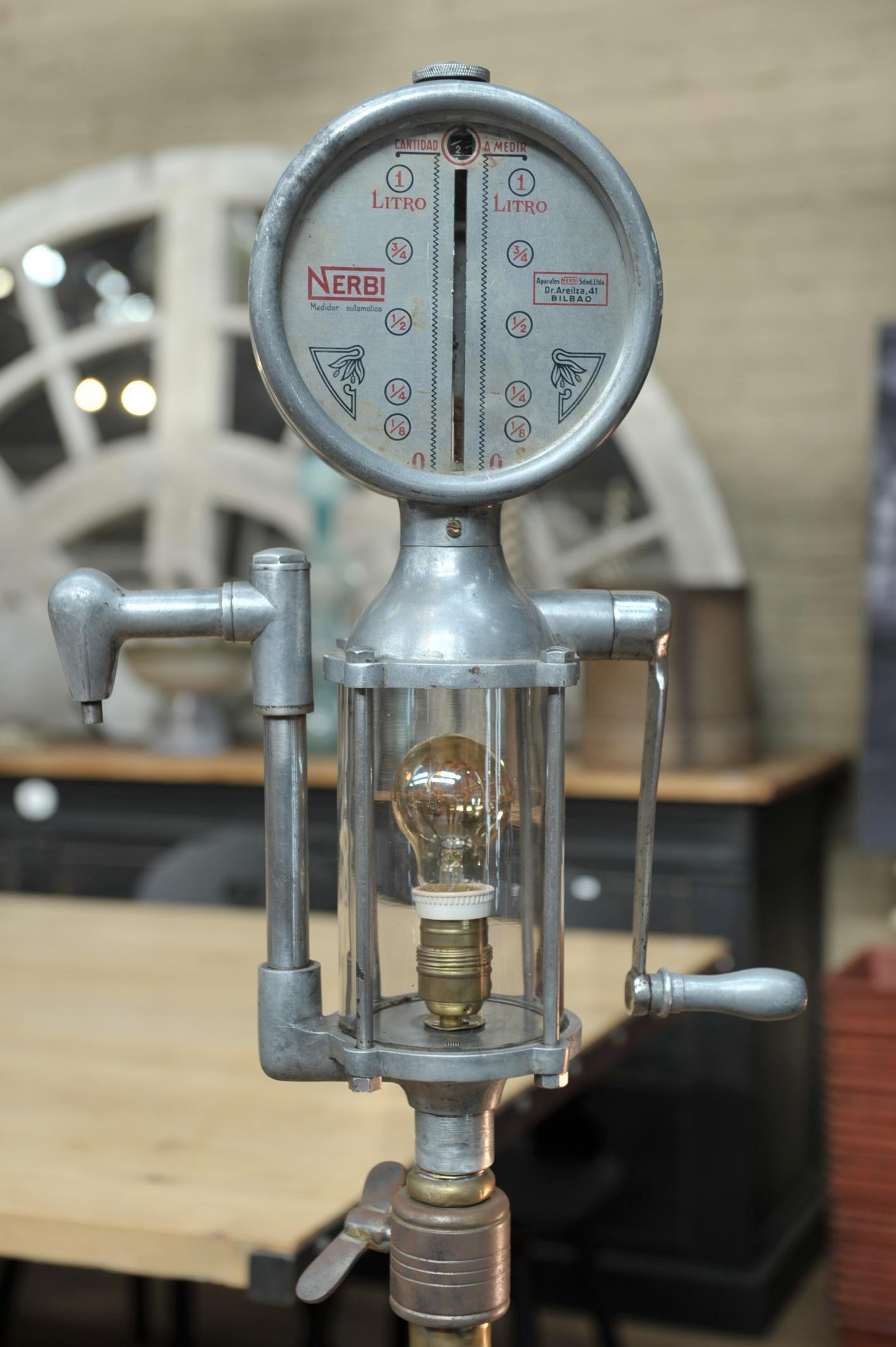Italian Lampadaire Industriel ancienne pompe à essence Italie 1960 For Sale