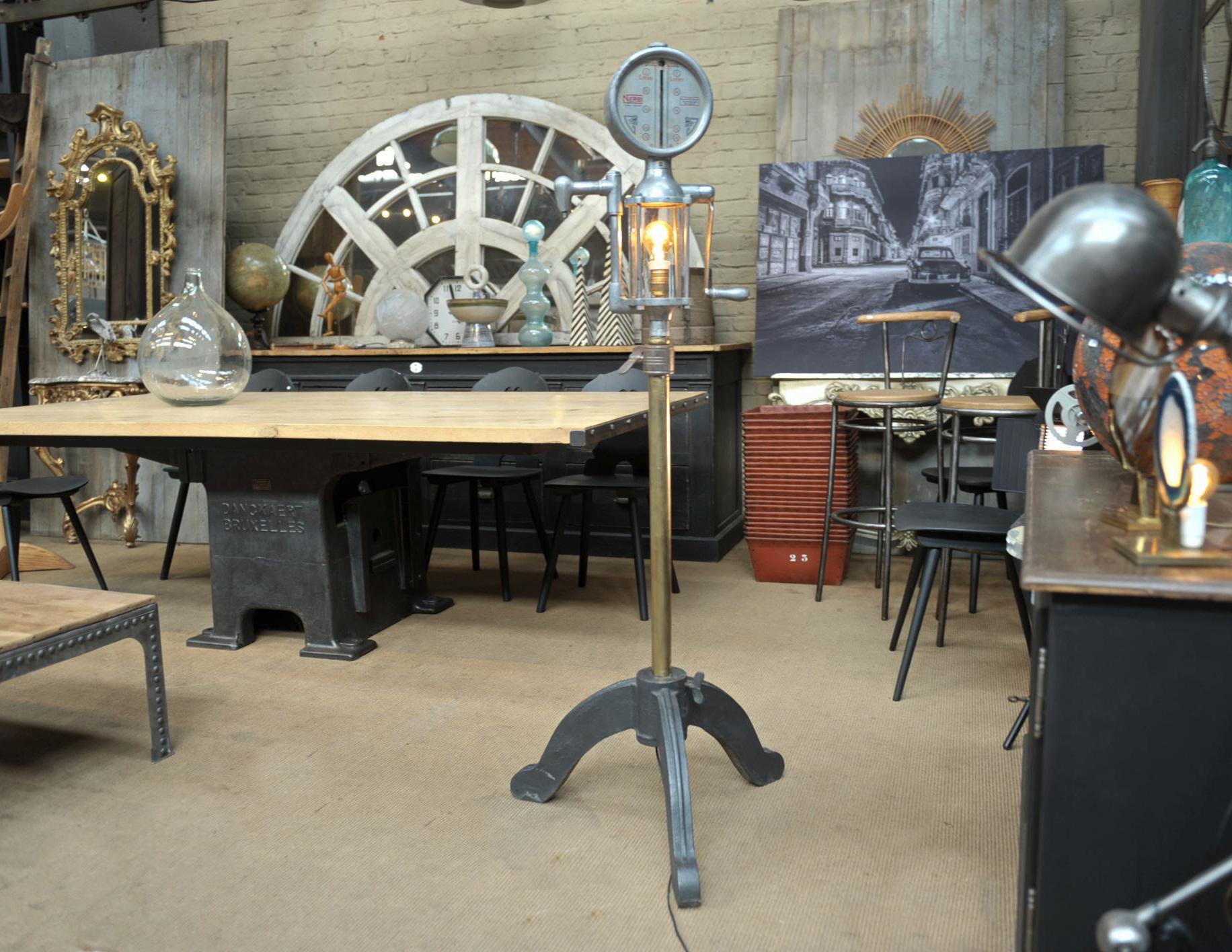 Mid-20th Century Lampadaire Industriel ancienne pompe à essence Italie 1960 For Sale