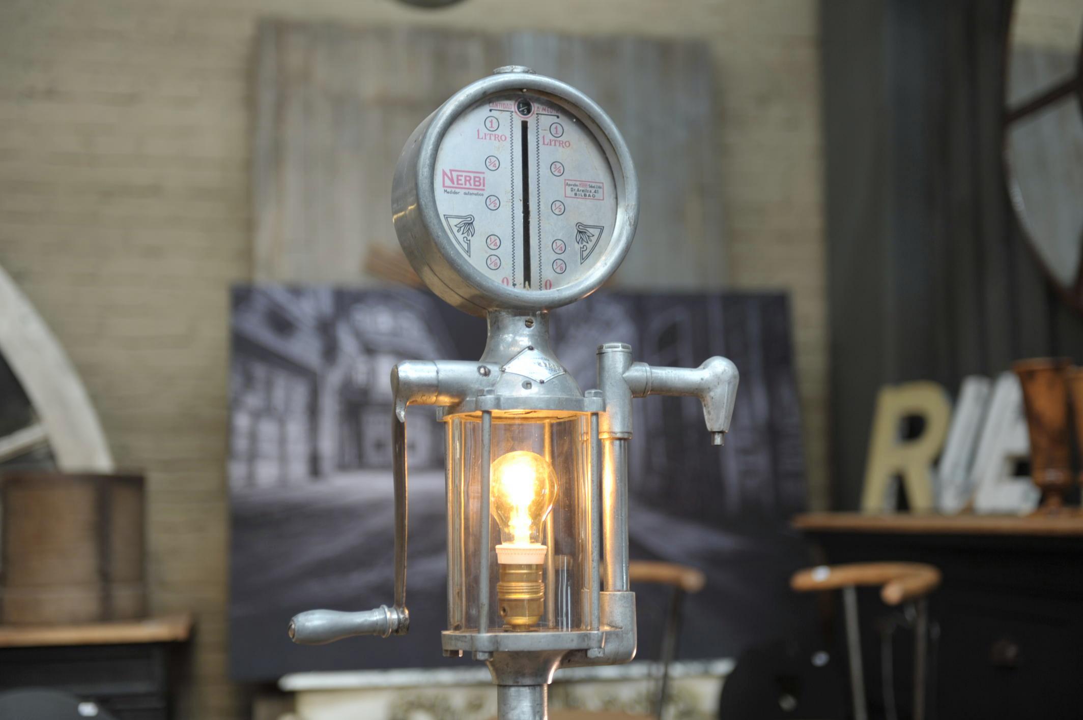 Metal Lampadaire Industriel ancienne pompe à essence Italie 1960 For Sale