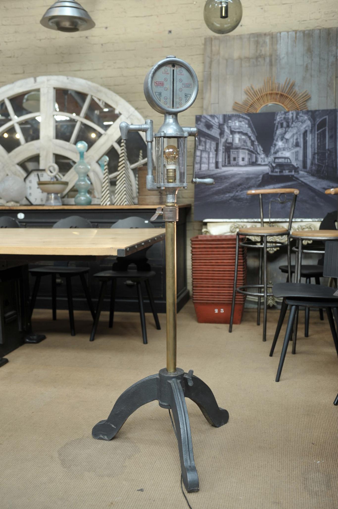 Lampadaire Industriel ancienne pompe à essence Italie 1960 For Sale 1