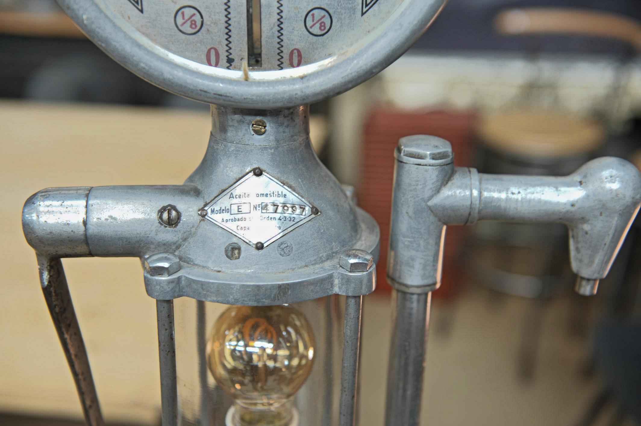 Lampadaire Industriel ancienne pompe à essence Italie 1960 For Sale 2