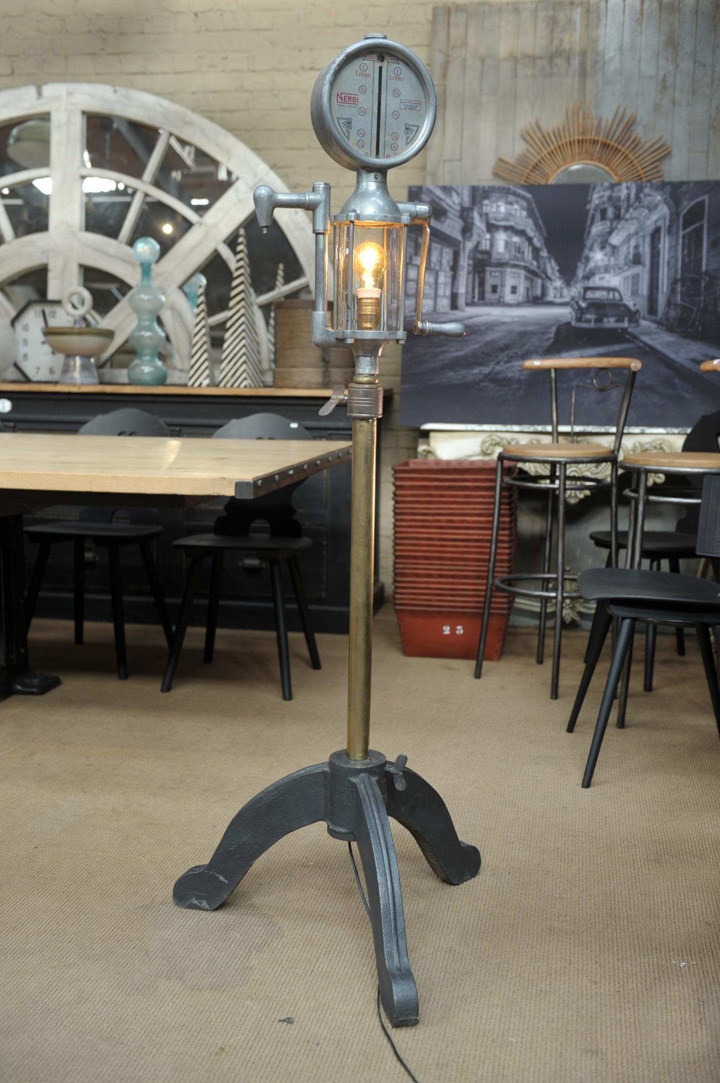 Lampadaire Industriel ancienne pompe à essence Italie 1960 For Sale 3