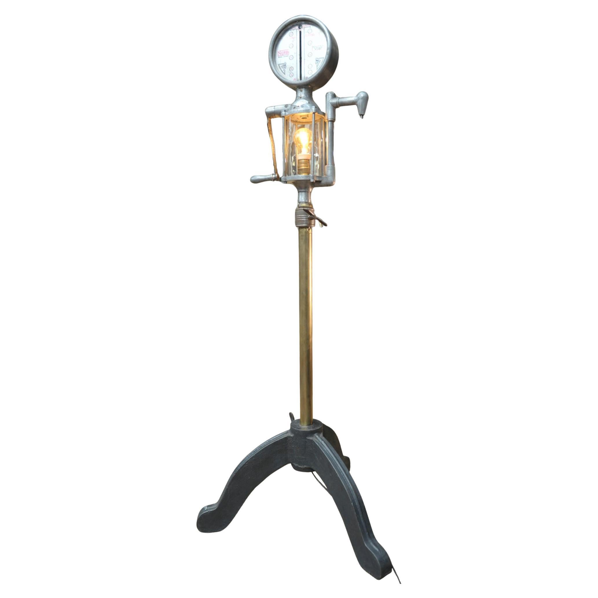 Lampadaire Industriel ancienne pompe à essence Italie 1960 For Sale