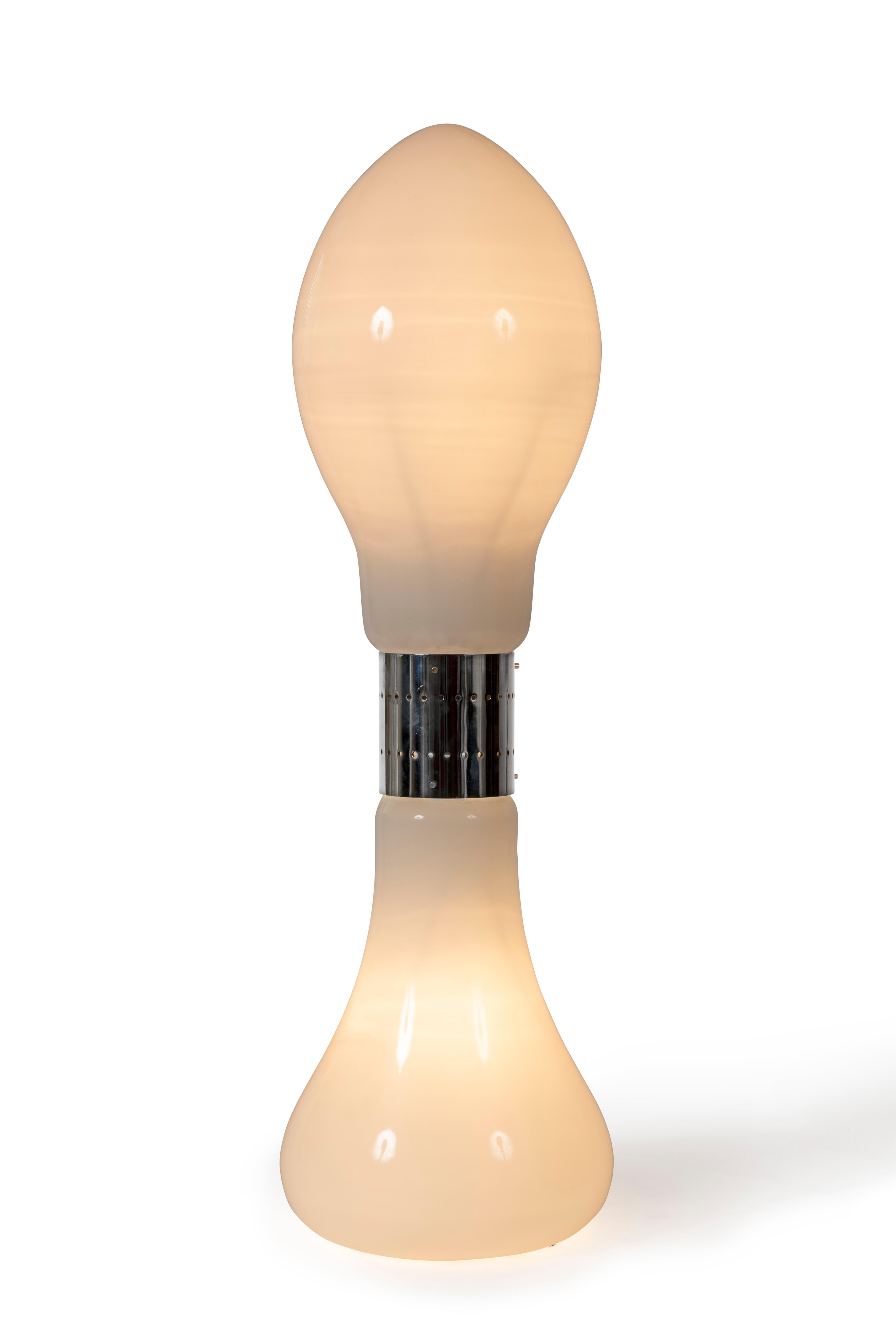 Lampadaire blanc italien “Birillo” par Carlo Nason pour Mazzega des années 1960.

En verre soufflé opaline de Murano avec une jonction en métal chromé.

Trois possibilités d’éclairage indépendant.

Dimensions : H112xL32xP32cm

Vente à l’unité ou du