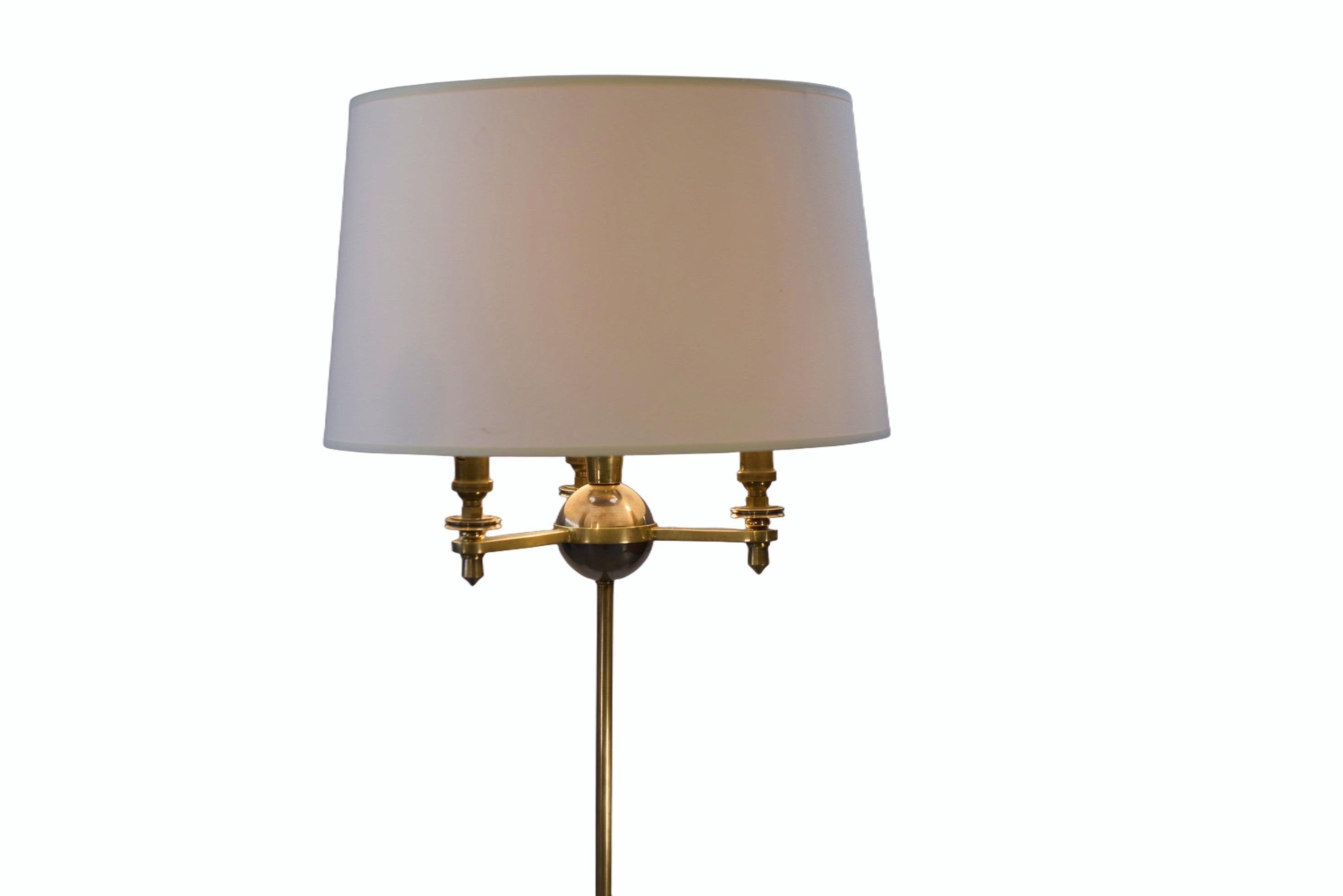 Lampada néoclassique par Henri Petitot pour l'atelier Petitot Paris France 1930's

Henry Petitot (1914-1938) è un designer francese famoso per i suoi apparecchi d'illuminazione Art déco. Alla guida dell'Atelier Petitot, fondato dal padre Eugène nel