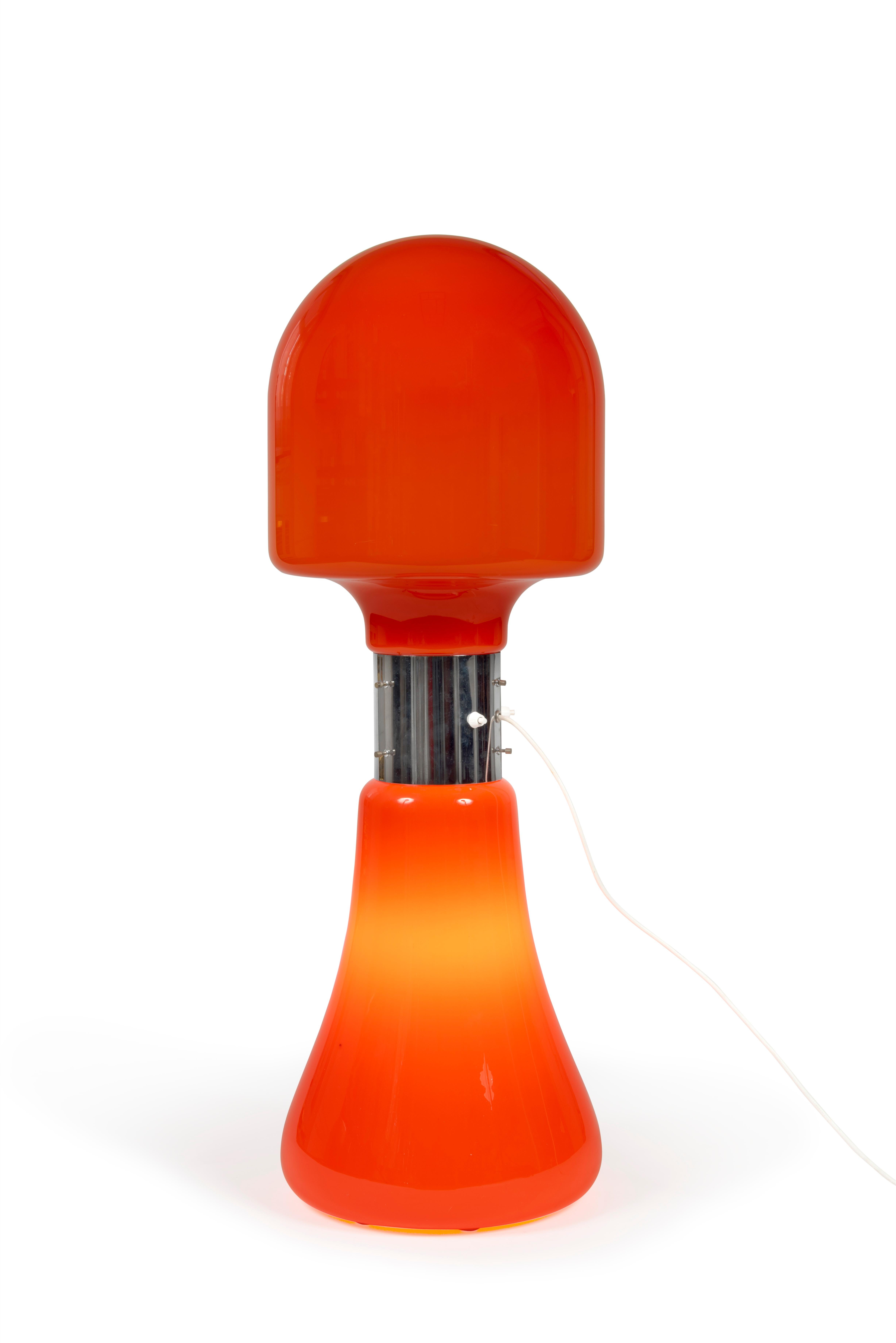 Lampadaire iconique en Opaline de Murano “Birillo” des années 1960, conçu par Carlo Nason pour Mazzega.

Il est réalisé avec une structure chromée et un abat-jour en forme de méduse.

Interrupteur d’origine à deux positions d’éclairage.

Dimensions