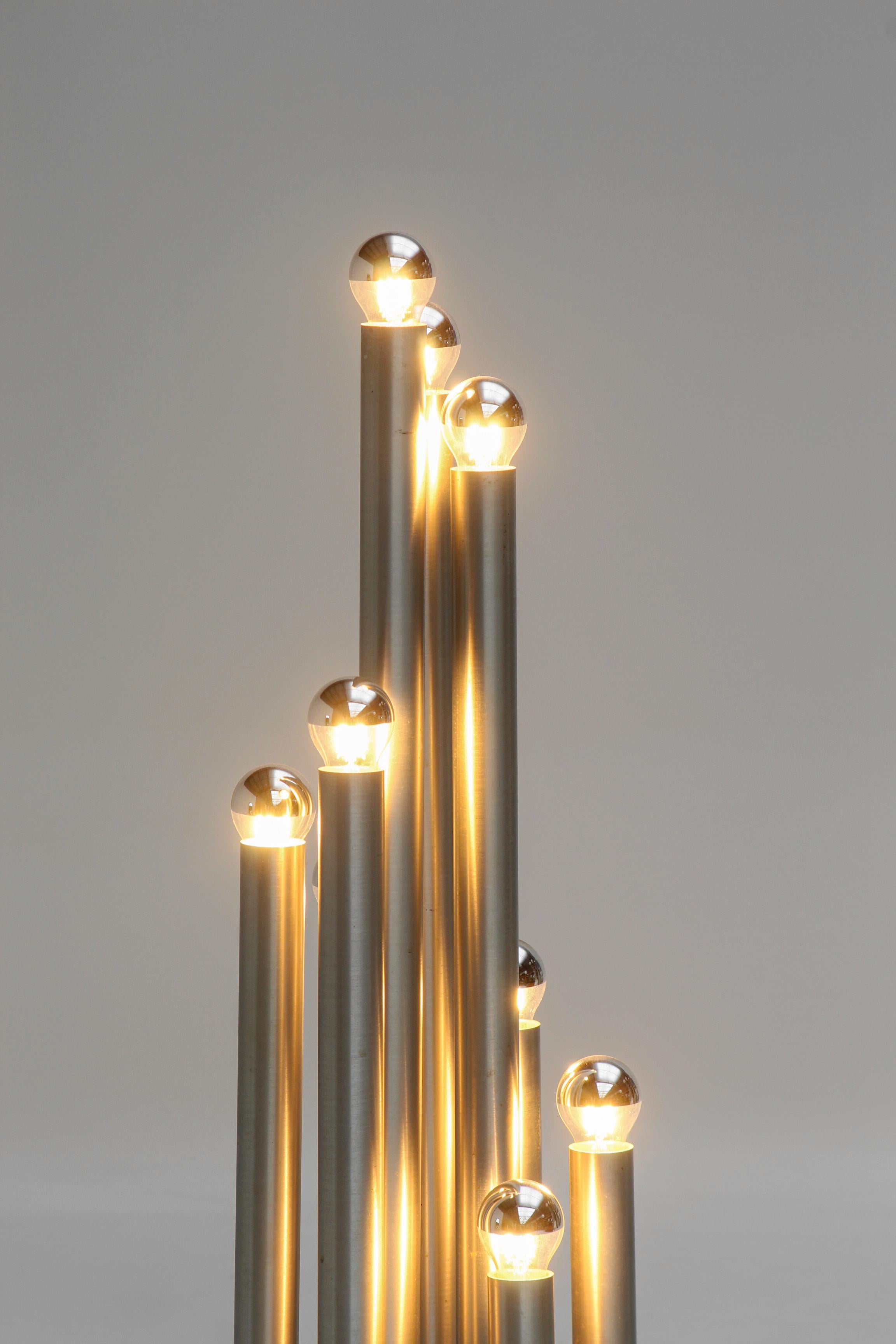 Sculptural et lumineux, le lampadaire Orgue de Gaetano Sciolari incarne le glamour du design italien des années 1970.

Réalisé en métal chromé, il joue sur la verticalité et la répétition des formes tubulaires, évoquant les tuyaux d’un orgue, d’où