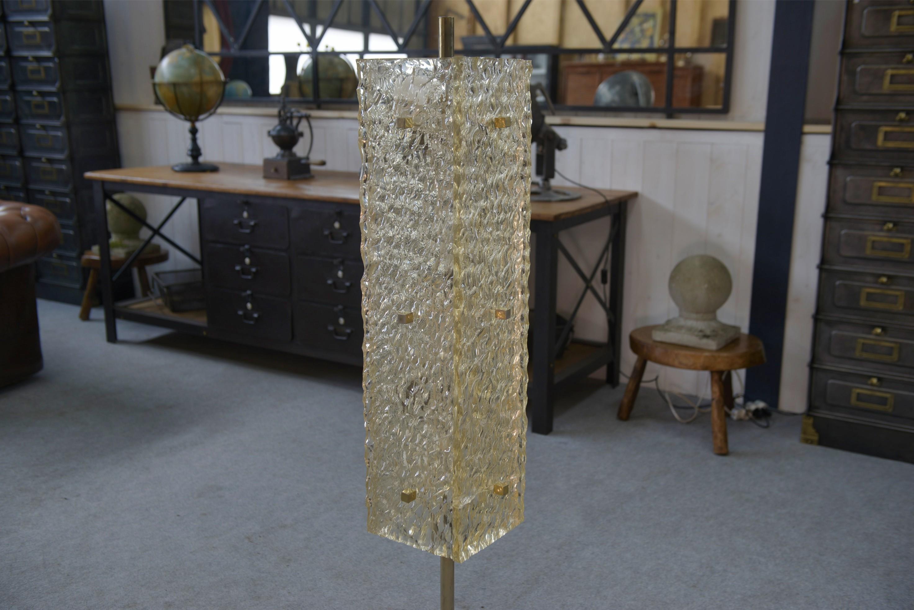 Lampadaire par Pierre Disderot pour Dallux résine et marbre 1960's

Pierre Disderot (1920–1991) est un designer et éditeur français majeur du luminaire moderne d’après-guerre. Diplômé de l'École nationale supérieure des arts appliqués, il fonde dès