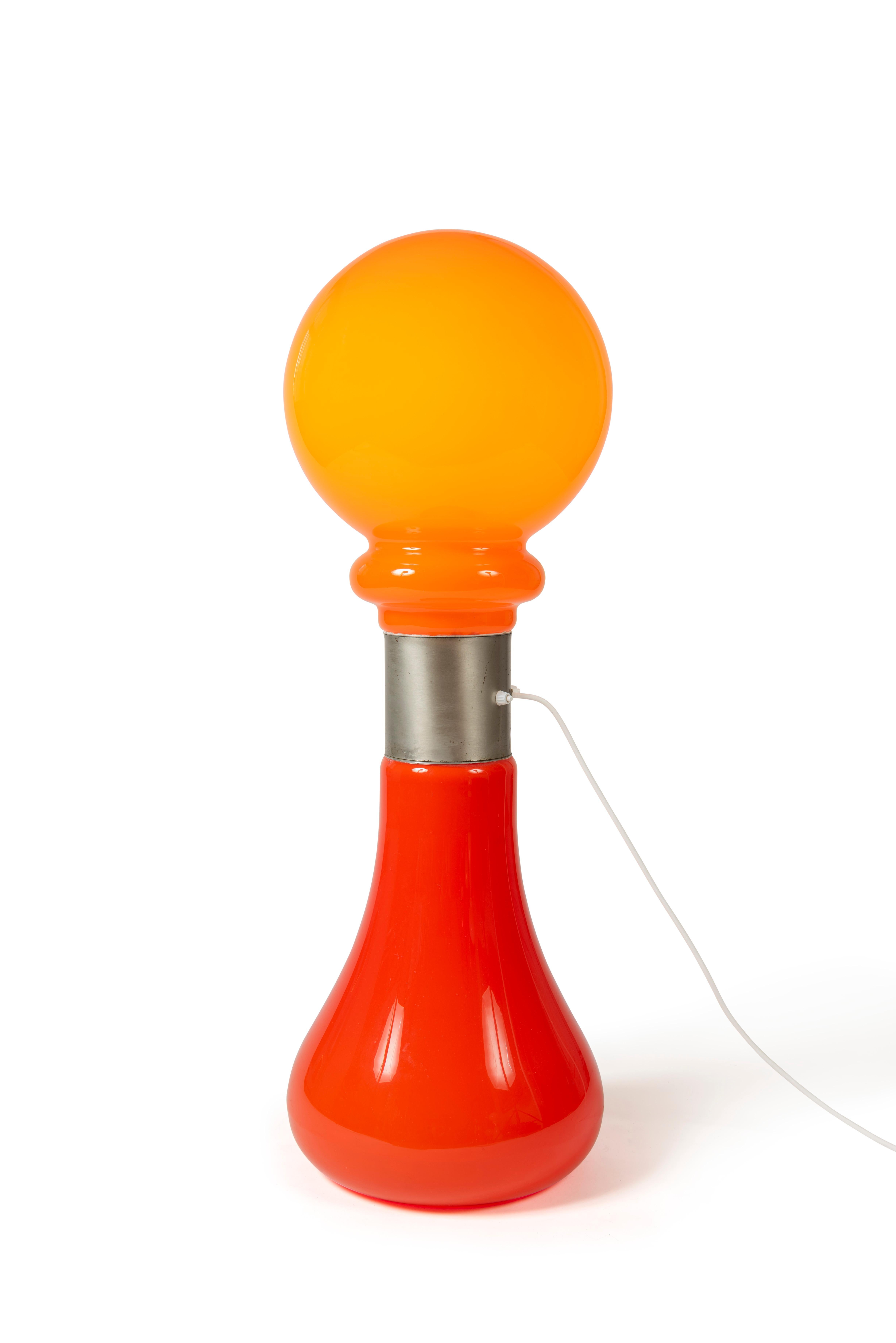 Lampadaire rouge en forme d'ampoule de Carlo Nason pour Mazzega, 1960.

Style 