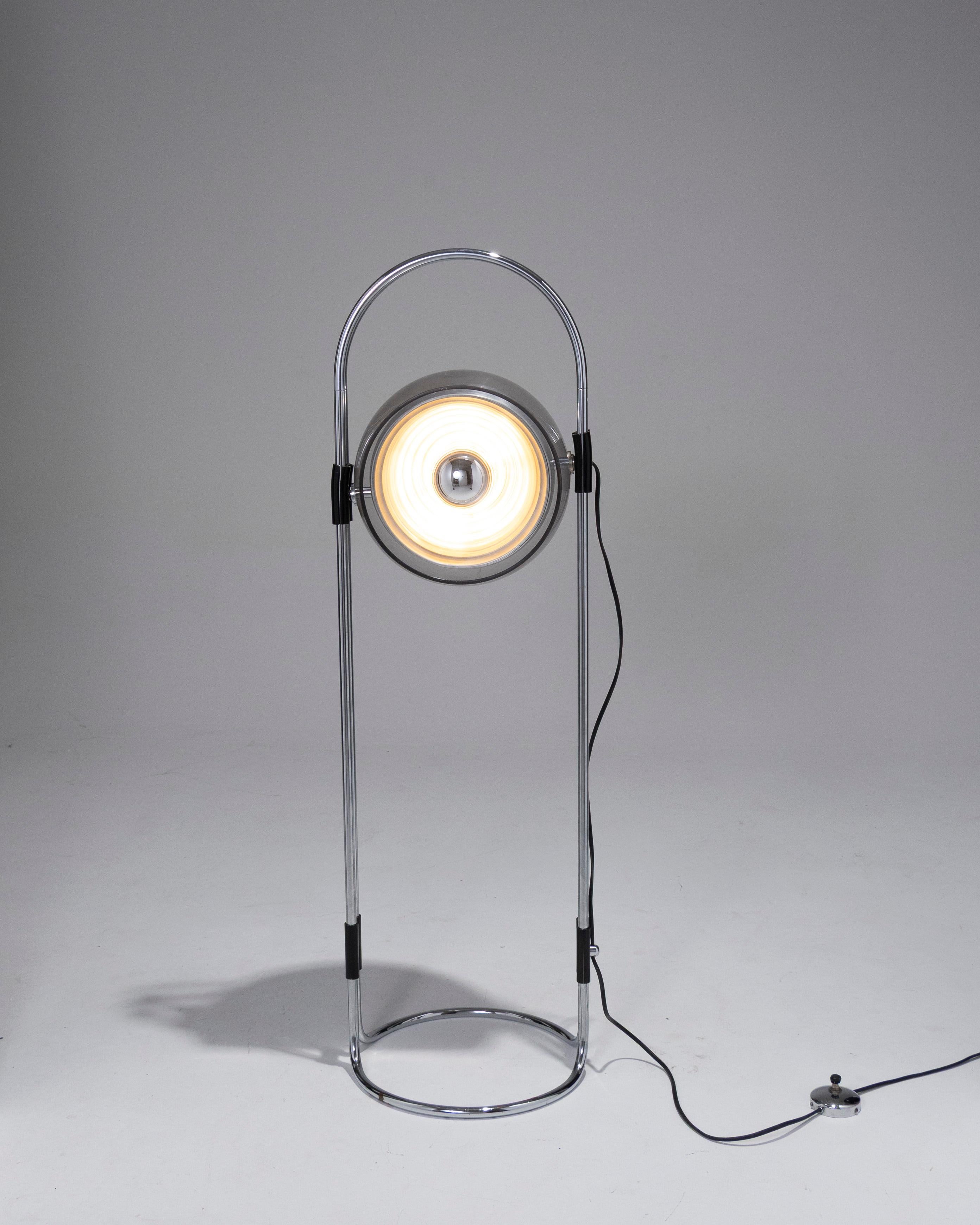 Lampadaire NO AGE d'André Ricard pour Metalarte dans les années 1970.
Icône du design des années 1970, ce lampadaire présente une structure métallique tubulaire avec un abat-jour demi-sphérique rotatif. Son bouton pression original et sa prise