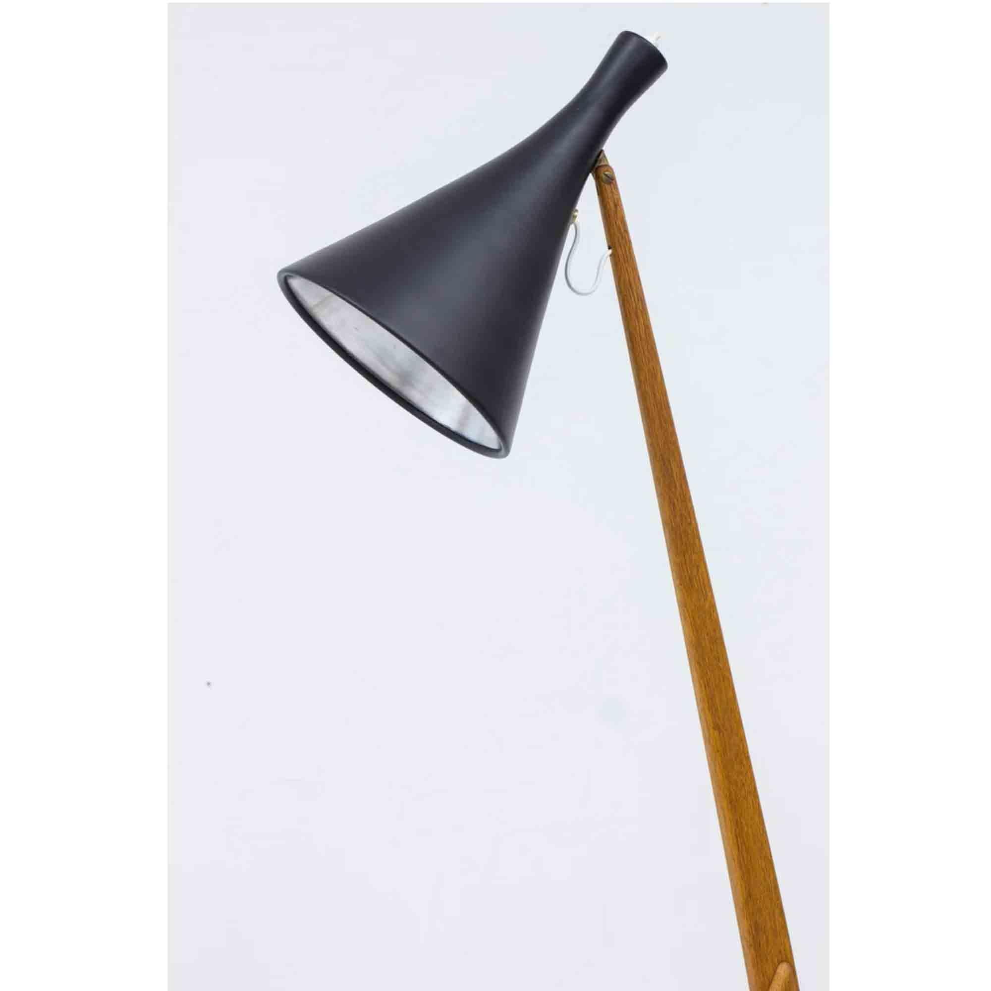 A brilliant design, with a clear aesthetic from Uno & Östen Kristiansson for Luxus. This floor lamp has a teak base supporting a shade that provides a soft glow in addition to directional light. The white electrical cord, well inserted in the