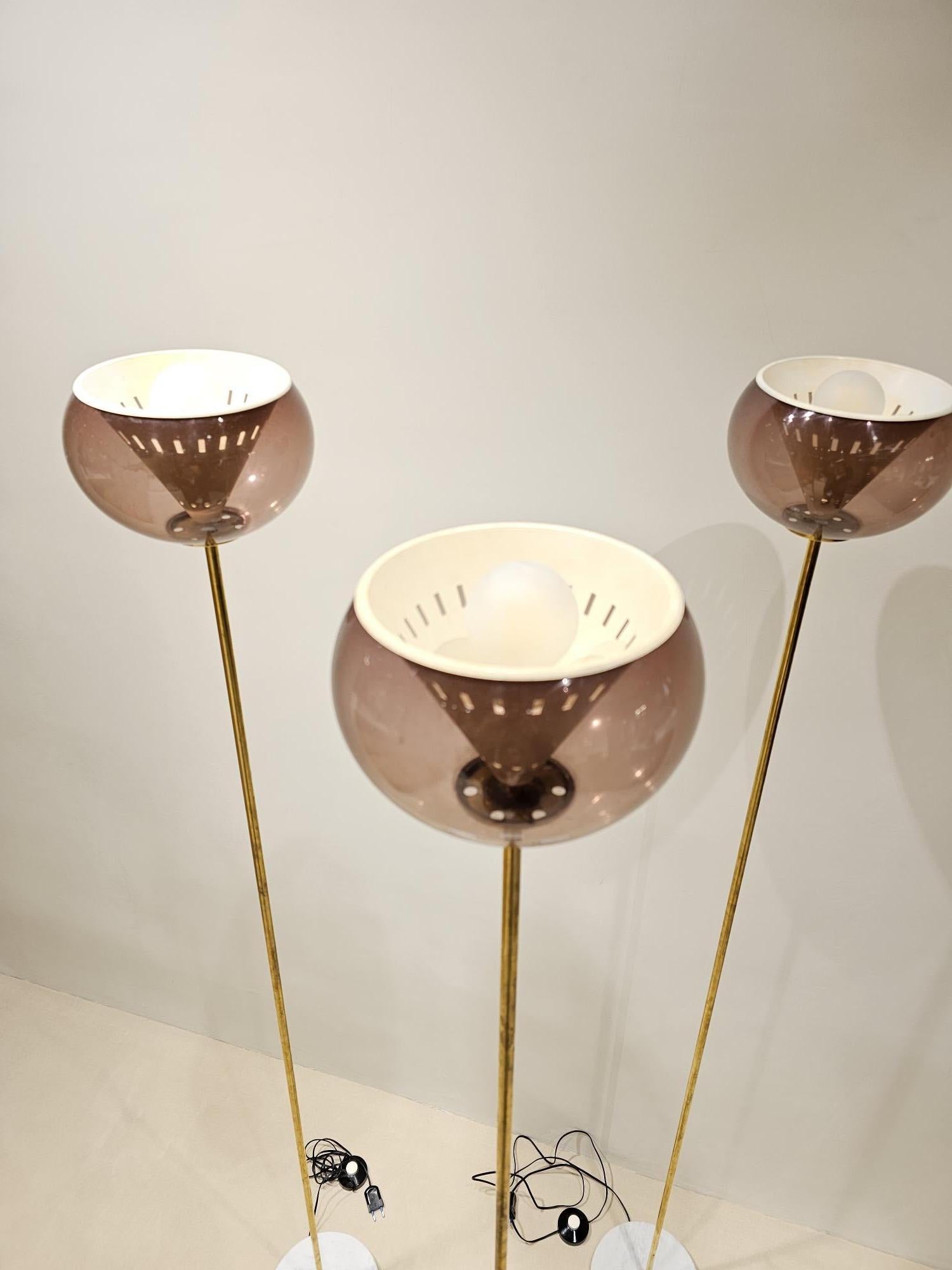 Brass  lampadaires italiens des années 70 abat jour en plexiglass ambré pied marbre For Sale