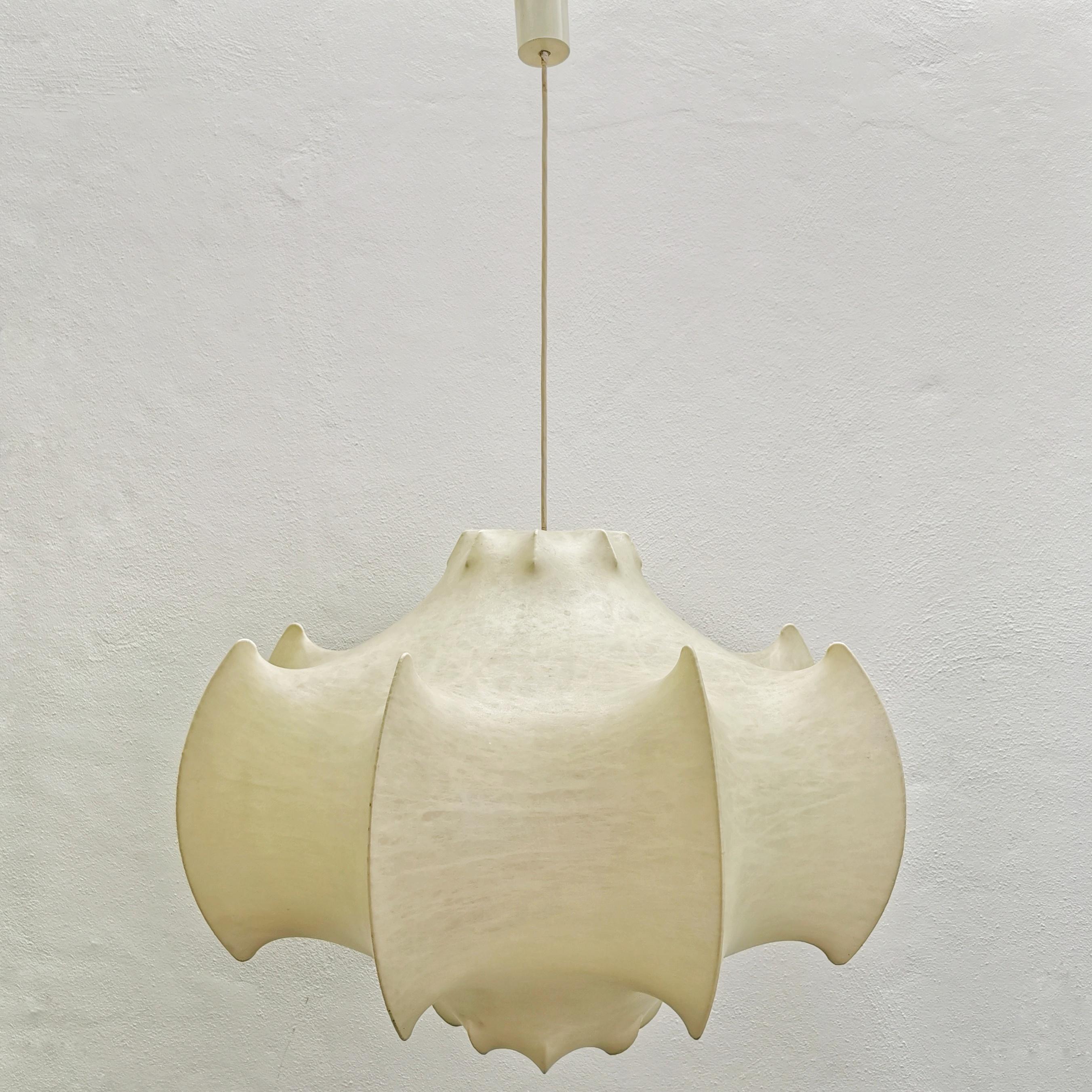 Viscontea è una lampada a sospensione design by Achille Castiglioni and Pier Giacomo Castiglioni in 1960
E' una lampada a luce diffusa che unisce lusso e innovazione. La struttura interna è in acciaio verniciato a polvere bianco, mentre il diffusore