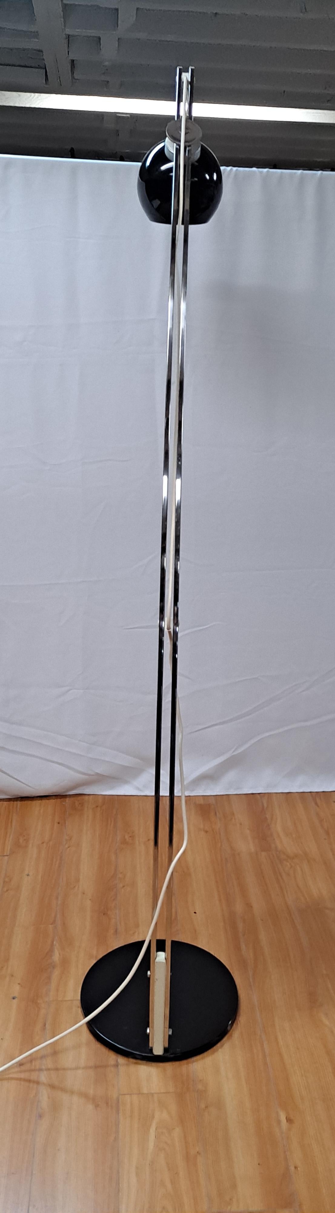 Lampadari Reggiani lampadaire à arc magnétique « Eyeball » chromé du milieu du siècle dernier en vente 2