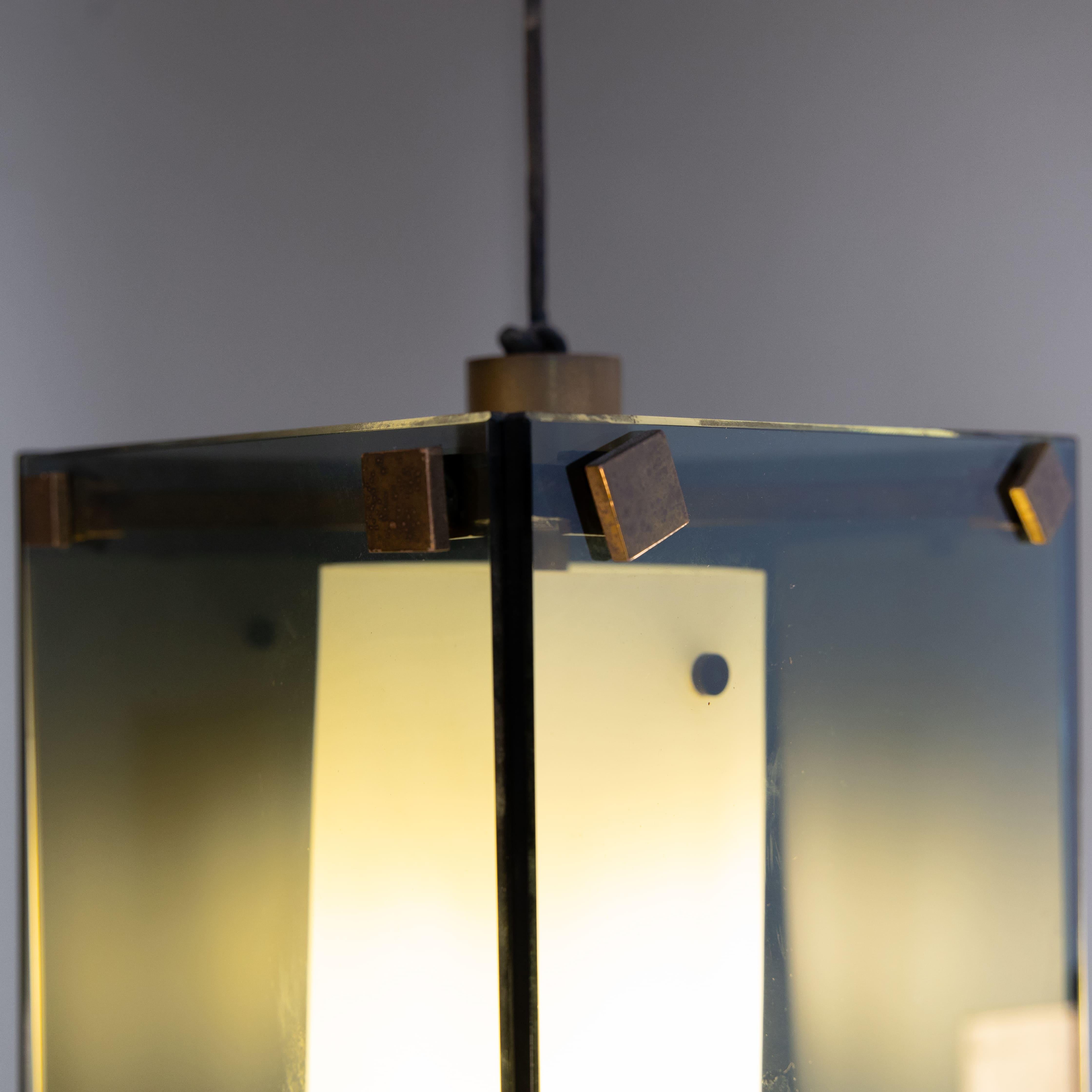 Lámpara de techo modelo 2211, diseño de Max Ingrand para FontanaArte, Italia, 1964. Compuesta por un elegante cuerpo de cristal gris y una pantalla difusora de cristal blanco satinado, marco de latón niquelado. Una pieza icónica del diseño italiano,