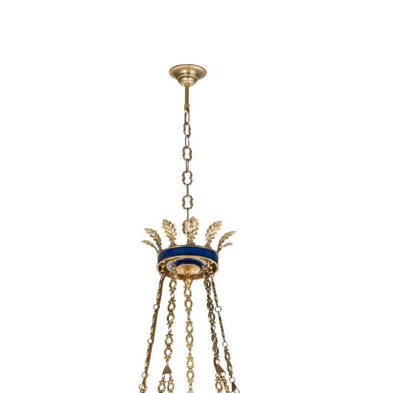 Aggiornate il vostro spazio con l'eleganza di timeless della collezione Luxury Foundry . Scoprite il lampadario classico a 24 luci in ottone dipinto a mano: l'ottone naturale e i dettagli dipinti a mano in blu zaffiro danno un tocco di modernità