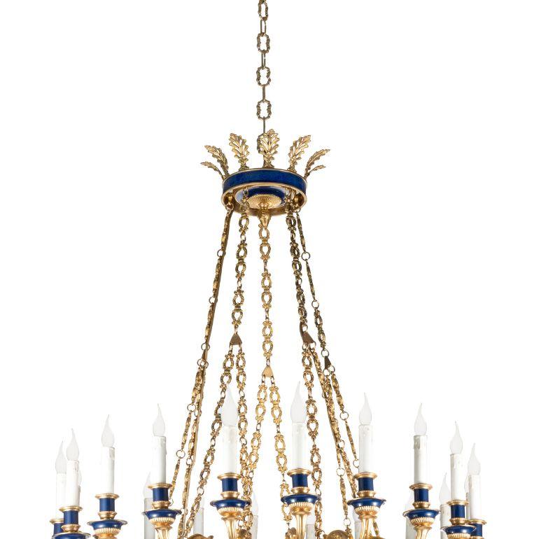 Italian Lampadario a 24 luci classico in ottone e dipinto a mano in vendita
