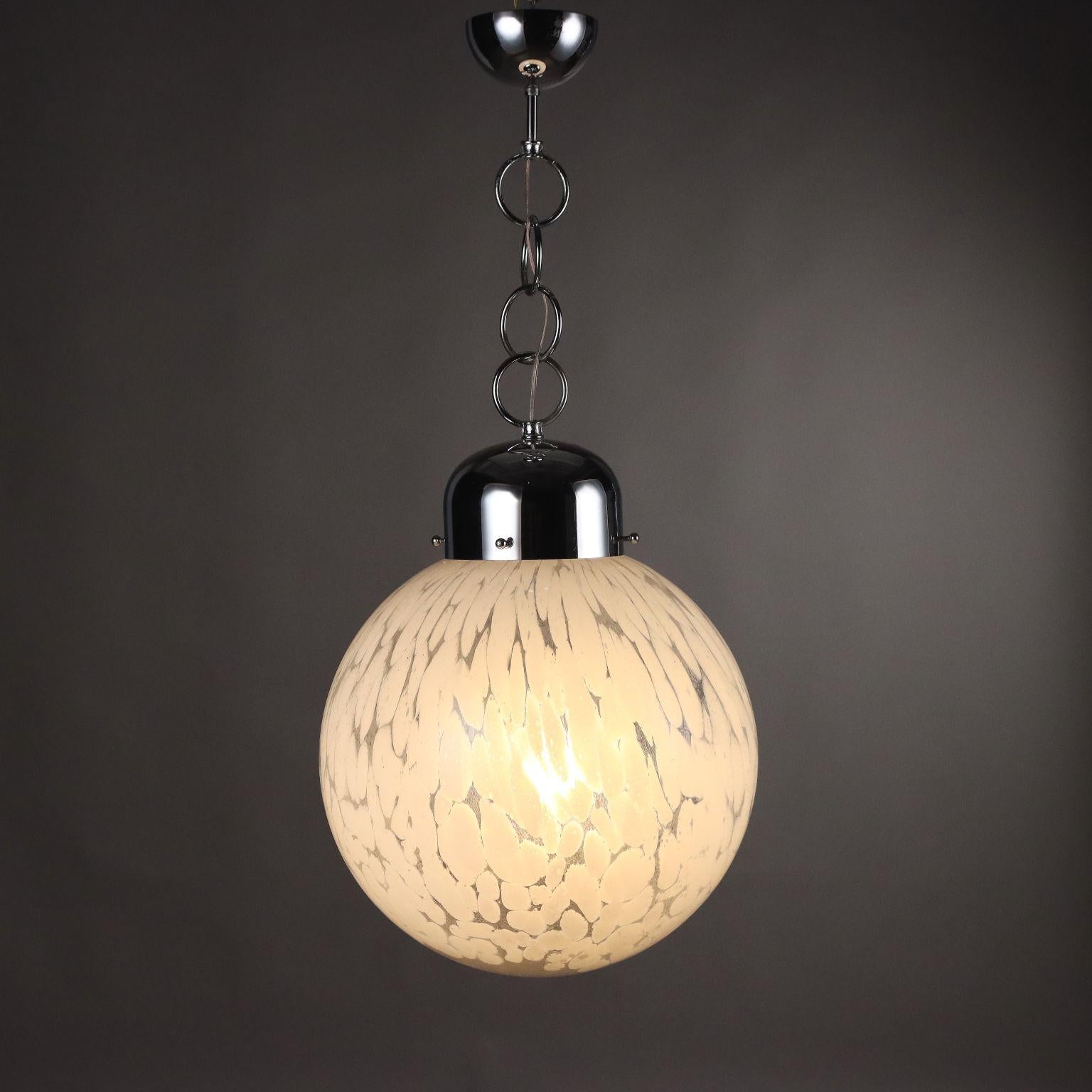 Lampada a soffitto in metallo cromato, diffusore a boccia in vetro soffiato. 