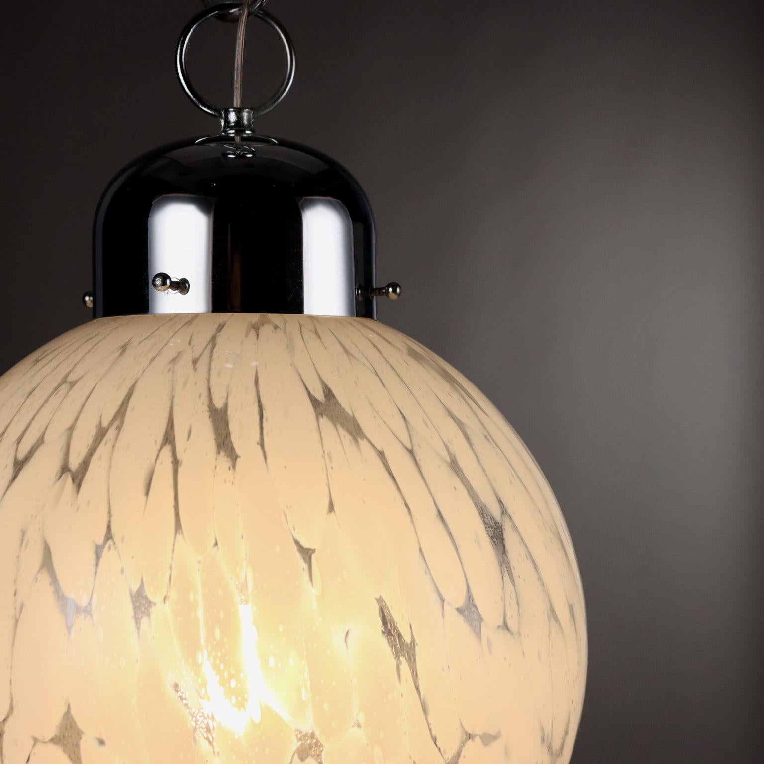 Lampadario a boccia di vetro  Anni 60-70 In condizioni buone in vendita a Milano, IT