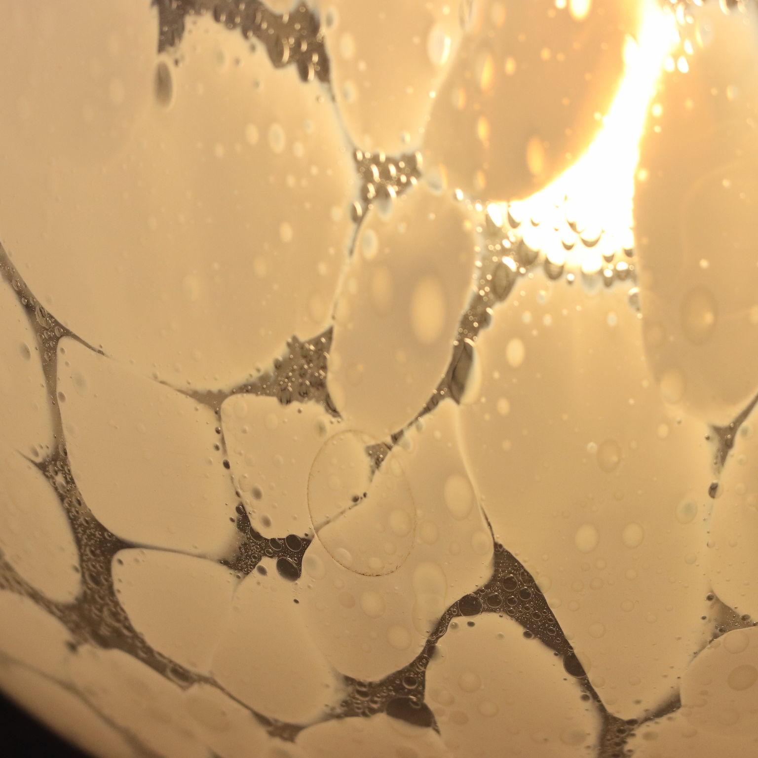 Lampadario a boccia di vetro  Anni 60-70 in vendita 1