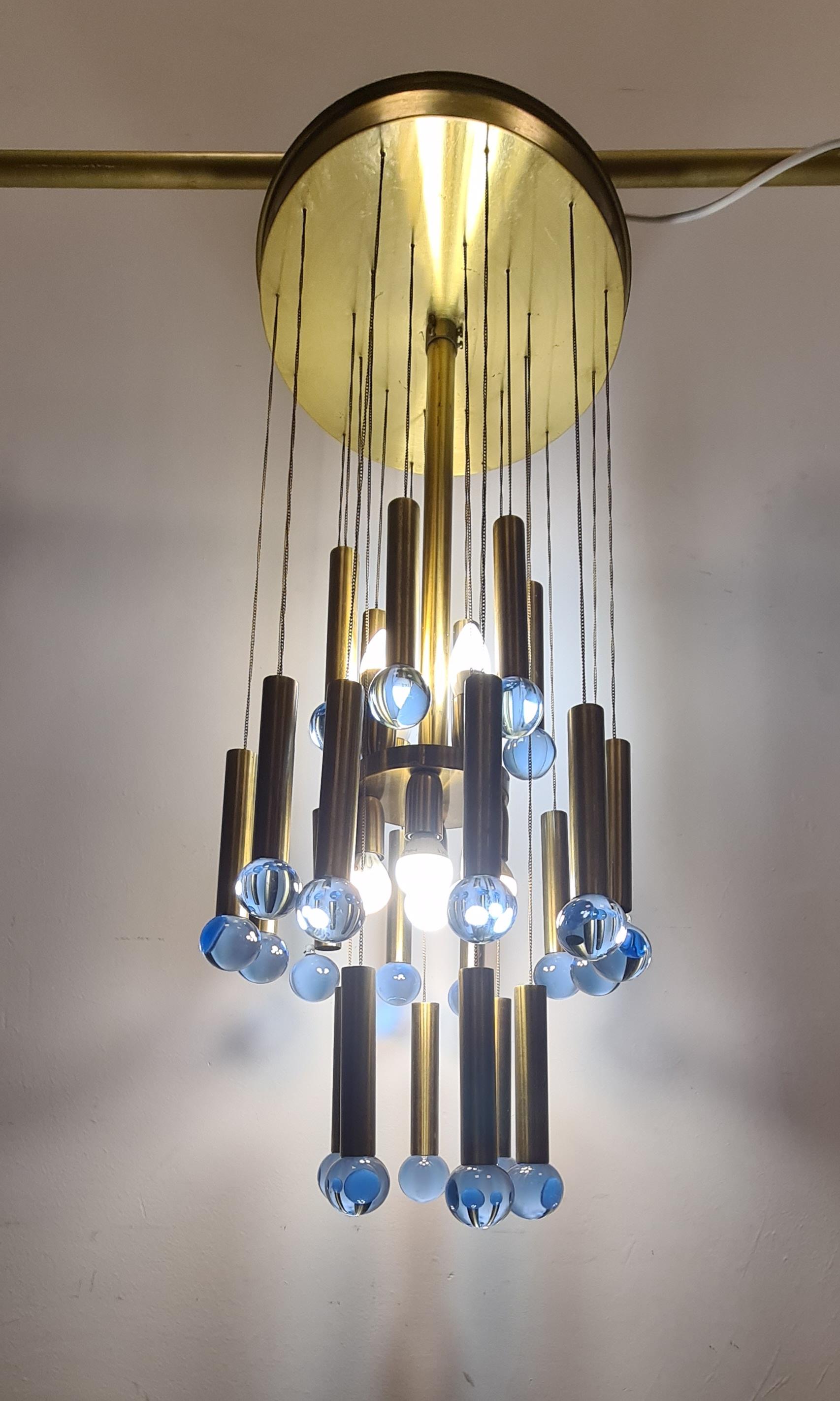 Cascade chandelier produced by Gaetano Sciolari.

Refined and scenic waterfall chandelier made of chrome-plated metal and Murano glass.

Consisting of a ceiling light fixture to be attached to the ceiling from which a central body with eight lights
