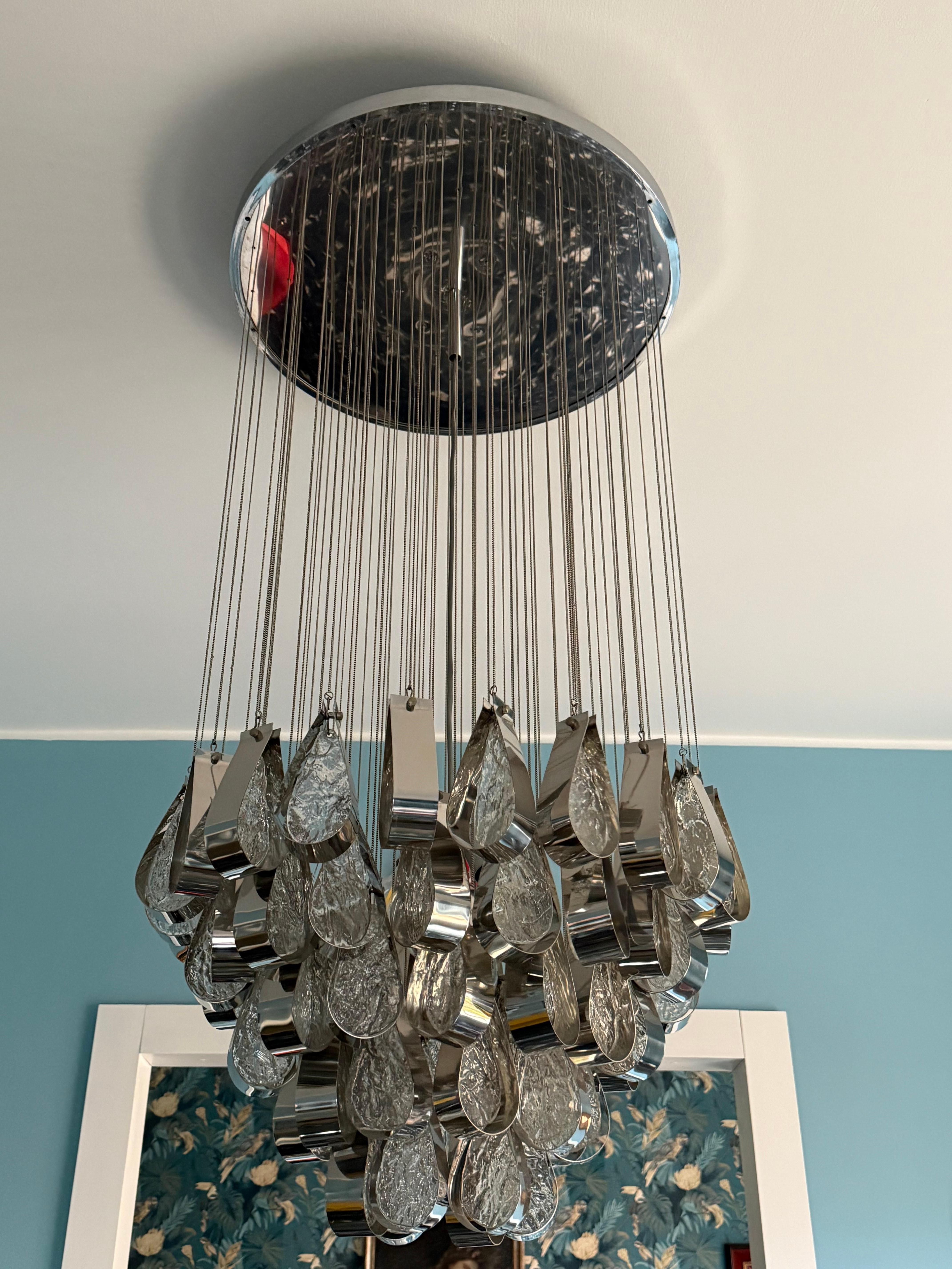 Cascade Kronleuchter in den 1970er Jahren italienischen Esperia Angelo Brotto gemacht. mit Stahl Tropfen mit Murano-Glas innen.