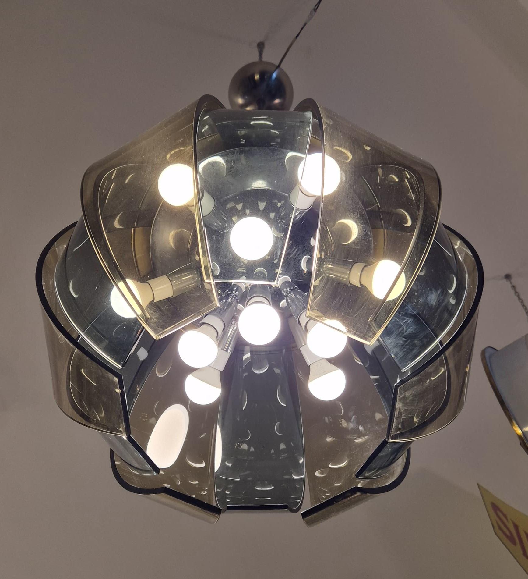 Lampe suspendue Stilnovo, cadre métallique avec 10 ampoules et 12 vitres en verre bicolore.