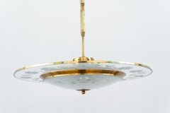 Lampadario a disco in ottone dorato e vetro, Anni '50
