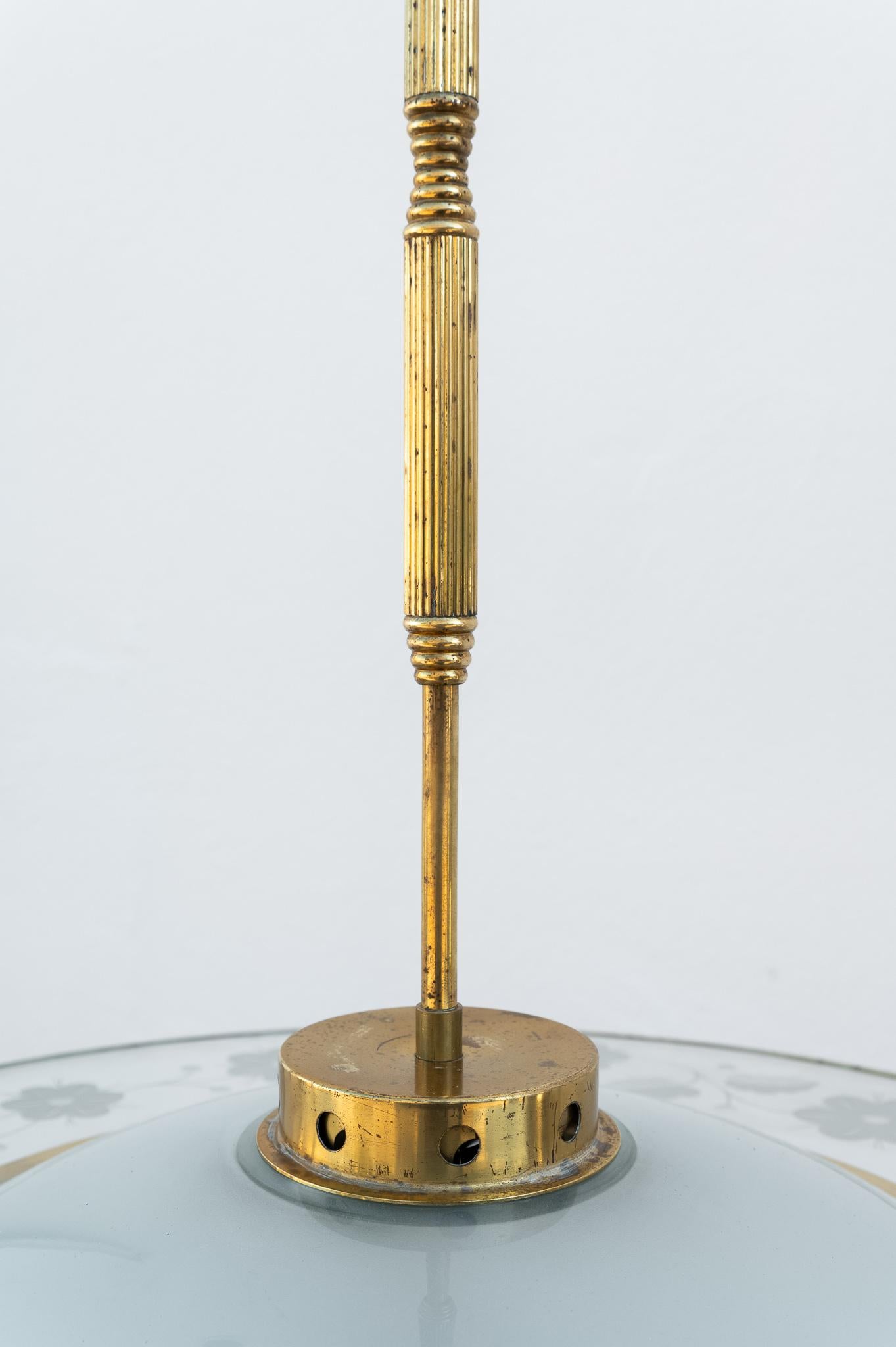 Metà XX secolo Lampadario a disco in ottone dorato e vetro, Anni '50 in vendita