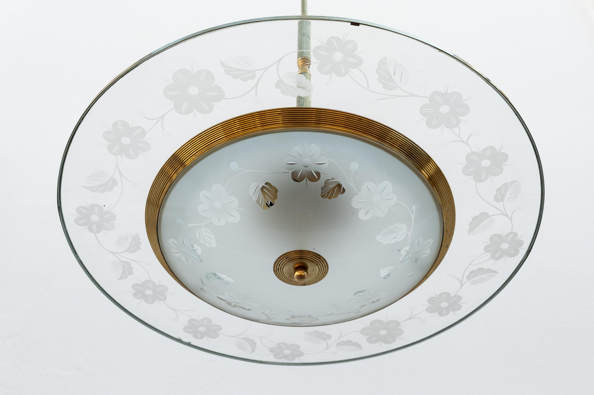 Ottone Lampadario a disco in ottone dorato e vetro, Anni '50 in vendita