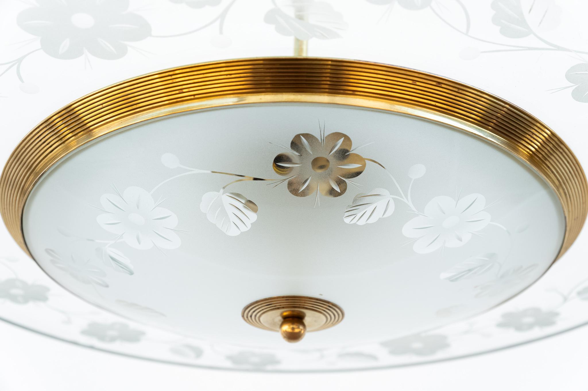 Lampadario a disco in ottone dorato e vetro, Anni '50 in vendita 1