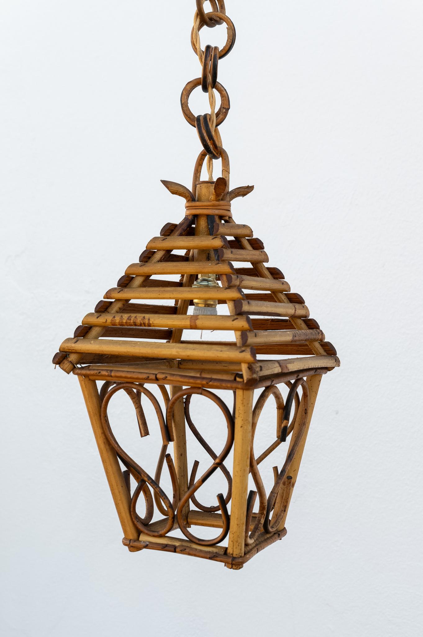 Lampadario a Lanterna in bambù e rattan, Made in Italy, Anni '60.
Lampadario a lanterna a sospensione in bambù e rattan realizzato negli Anni '60. Restaurato e Ricablato. Attacco E14. Las condiciones son excelentes, puede presentar ligeros signos de