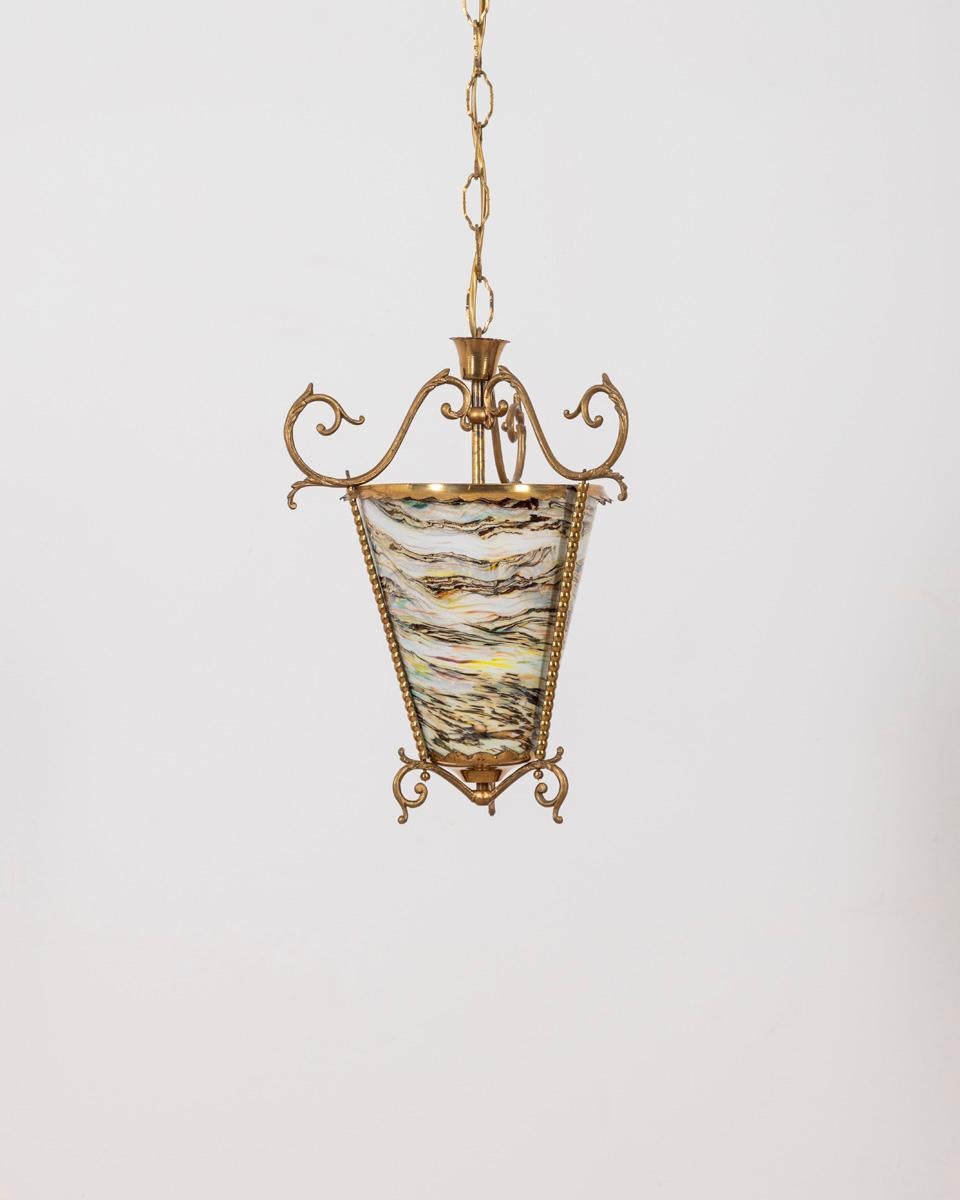 Lustre lanterne avec cadre en laiton doré et abat-jour en verre multicolore, design italien, années 1950.

ÉTAT : En bon état de fonctionnement, peut présenter des signes d'usure au fil du temps.

DIMENSIONS : Hauteur  80 cm ; diamètre 27